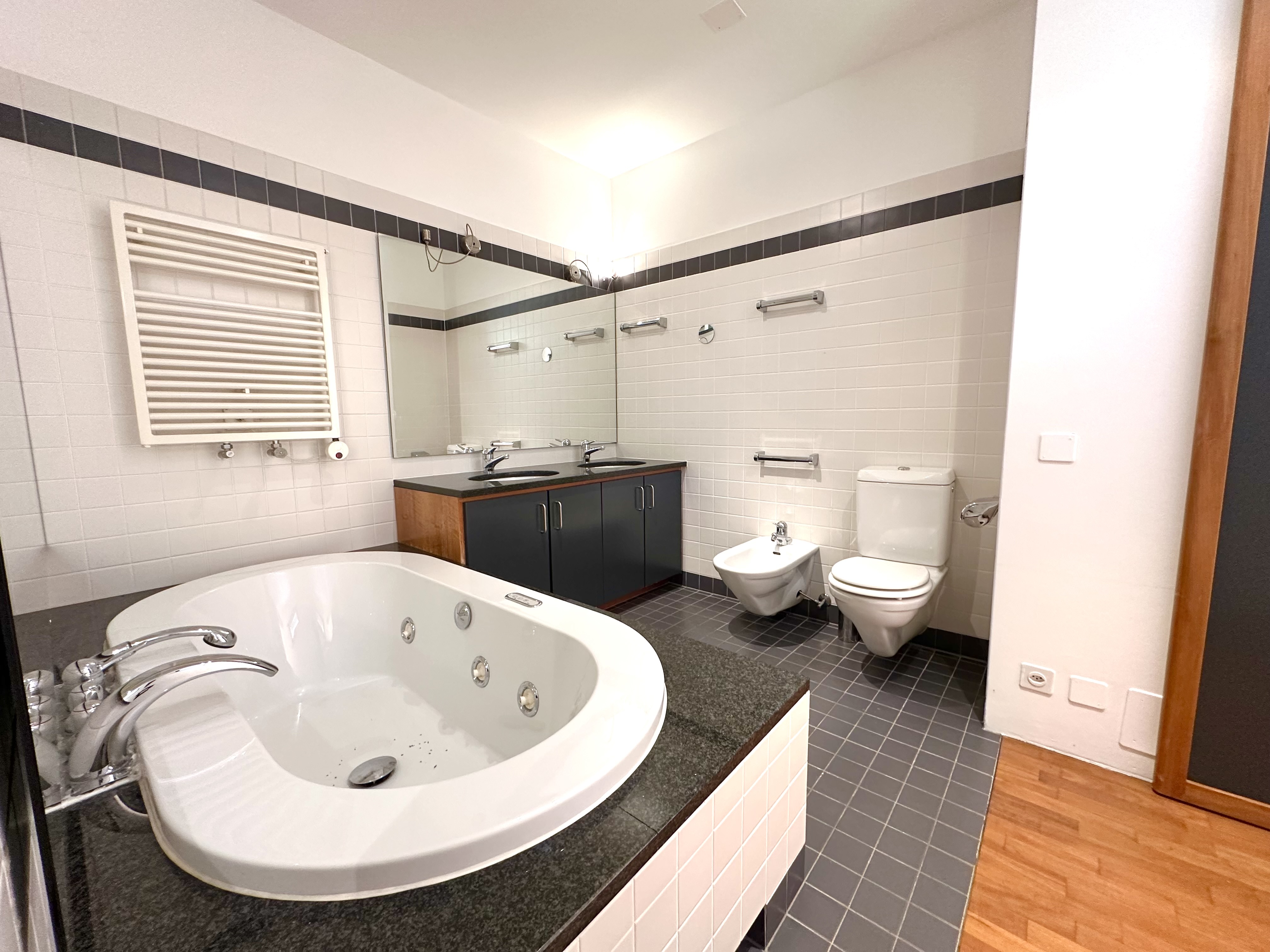 Modernes Badezimmer mit Whirlpoolwanne und Doppelwaschtisch