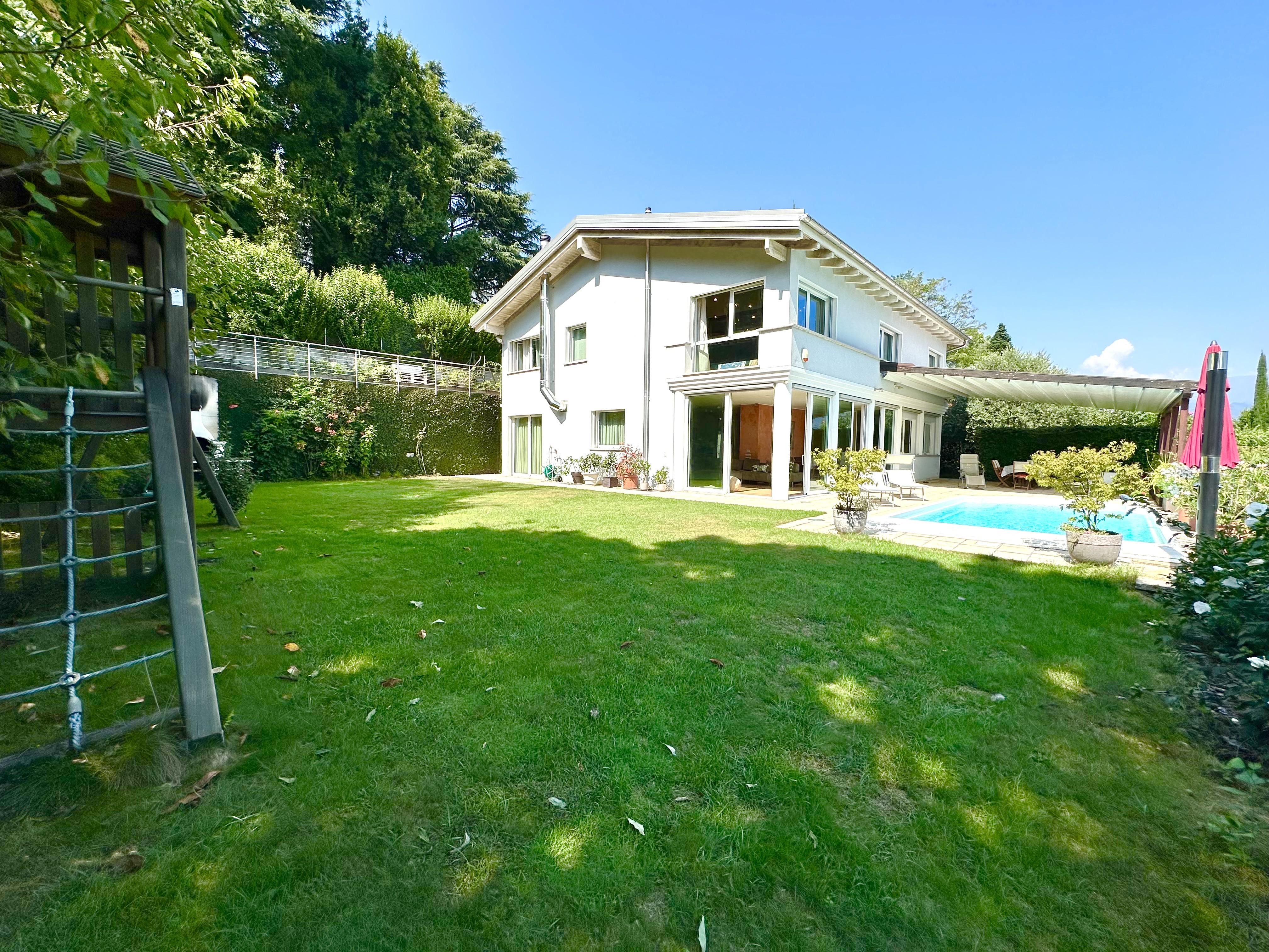 Garten mit Einfamilienhaus und Pool