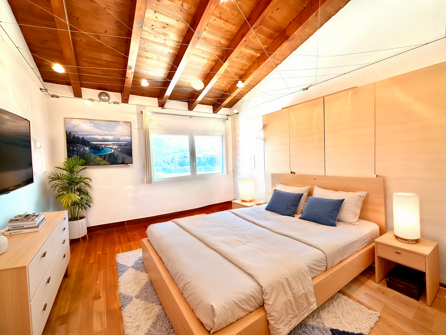 Helles Schlafzimmer mit Holzdecke