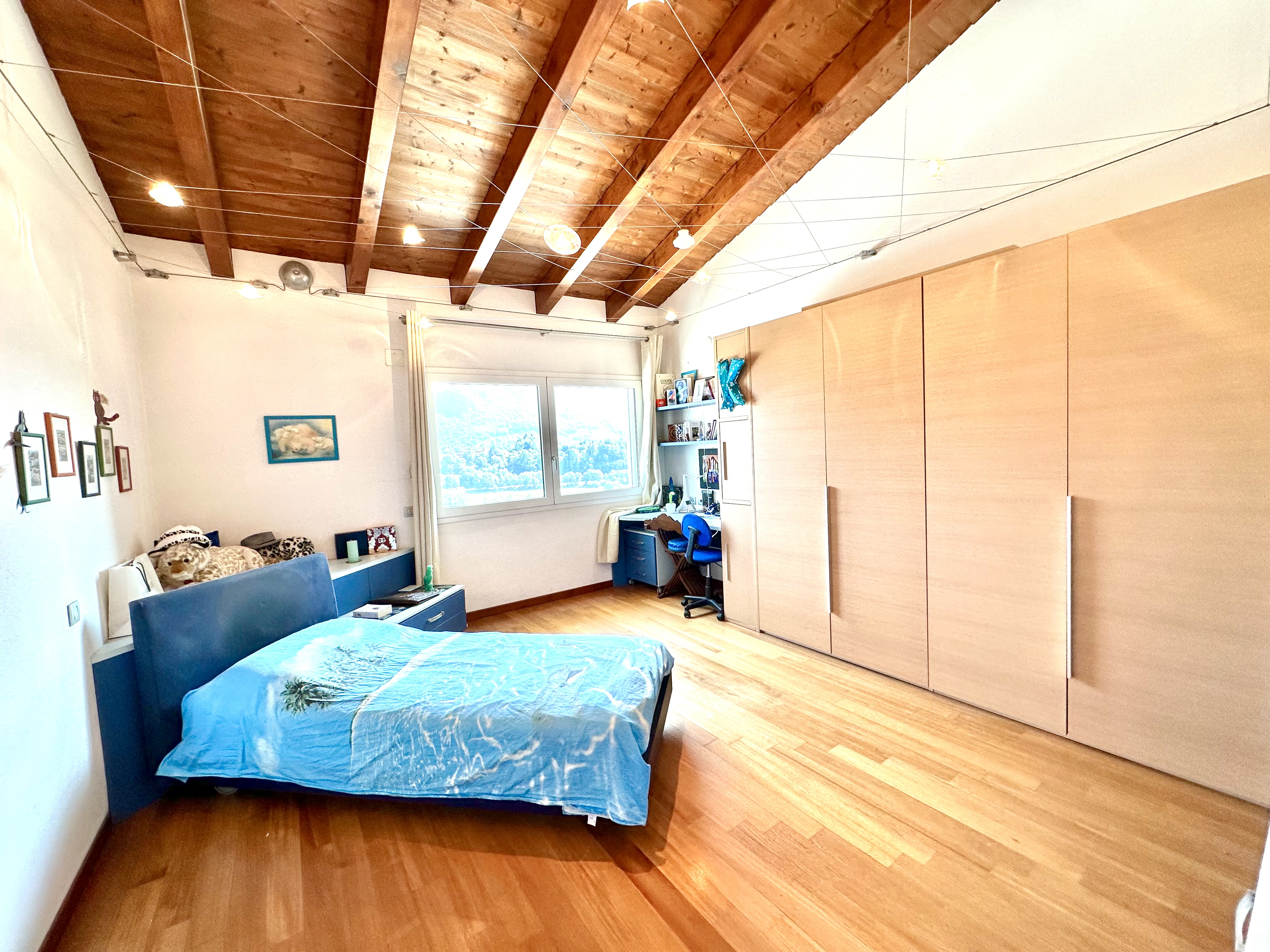 Helles Schlafzimmer mit Holzdecke