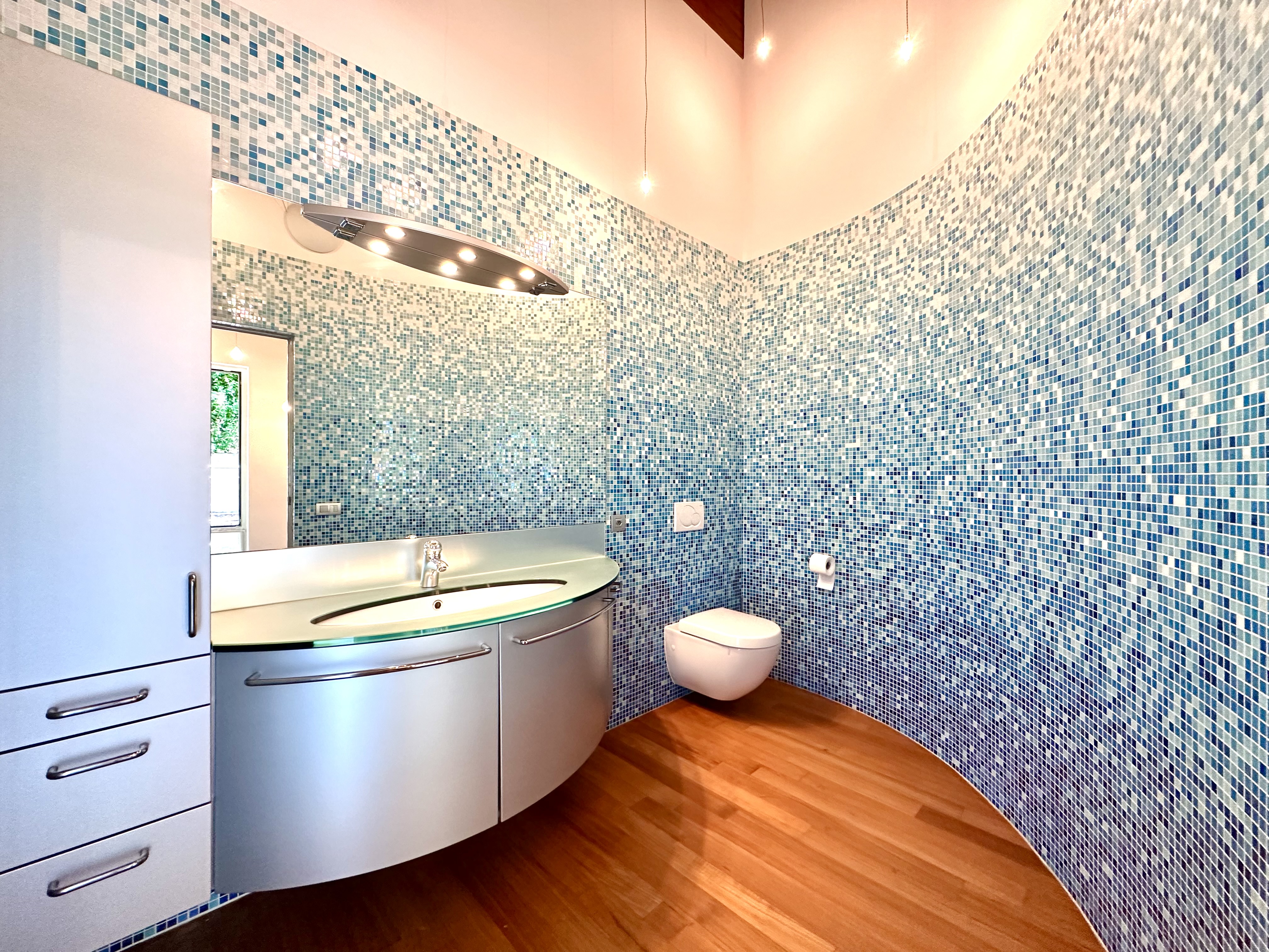 Modernes Bad mit Mosaikwänden