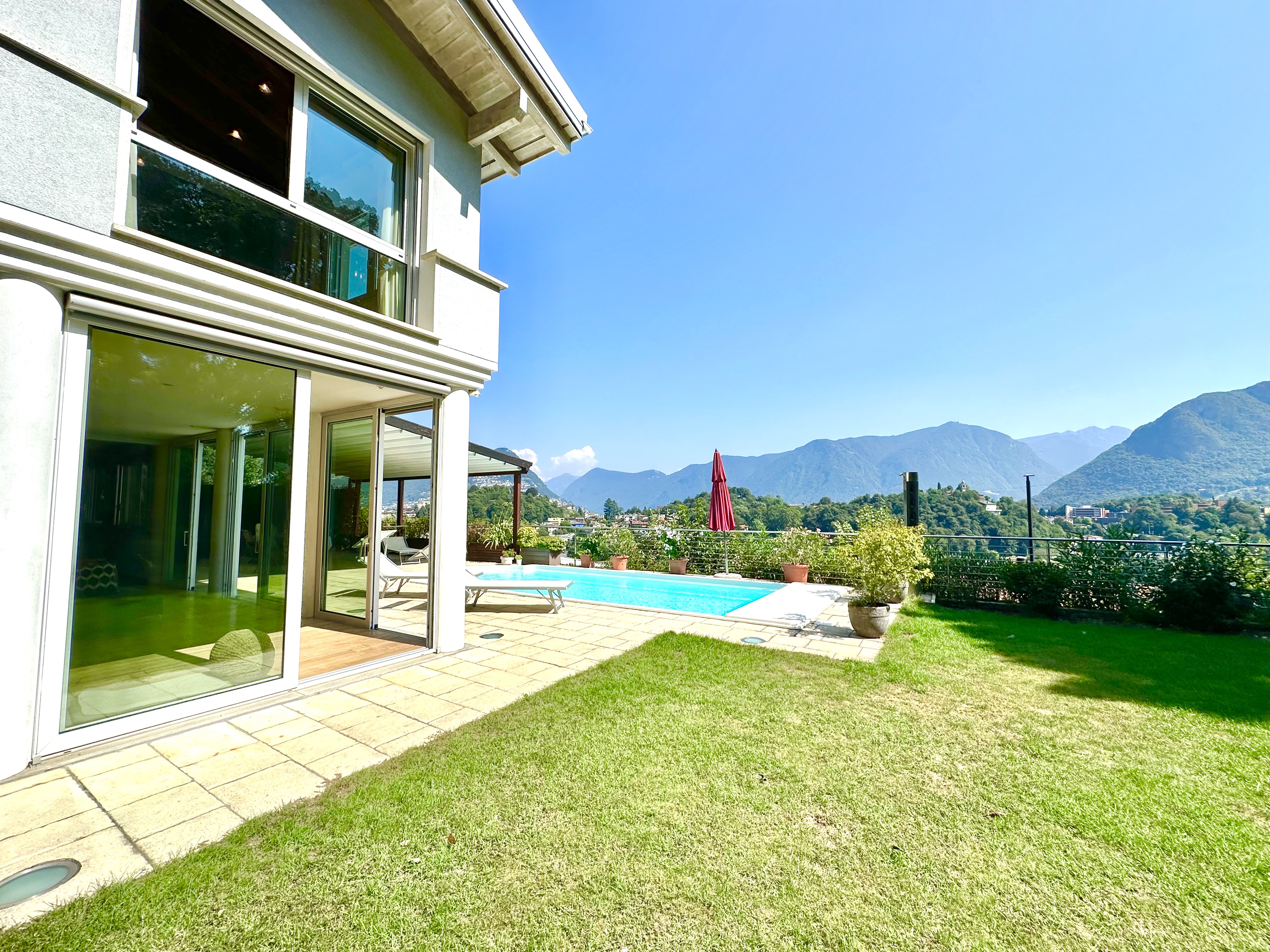 Exklusive Terrasse mit Pool und Bergblick