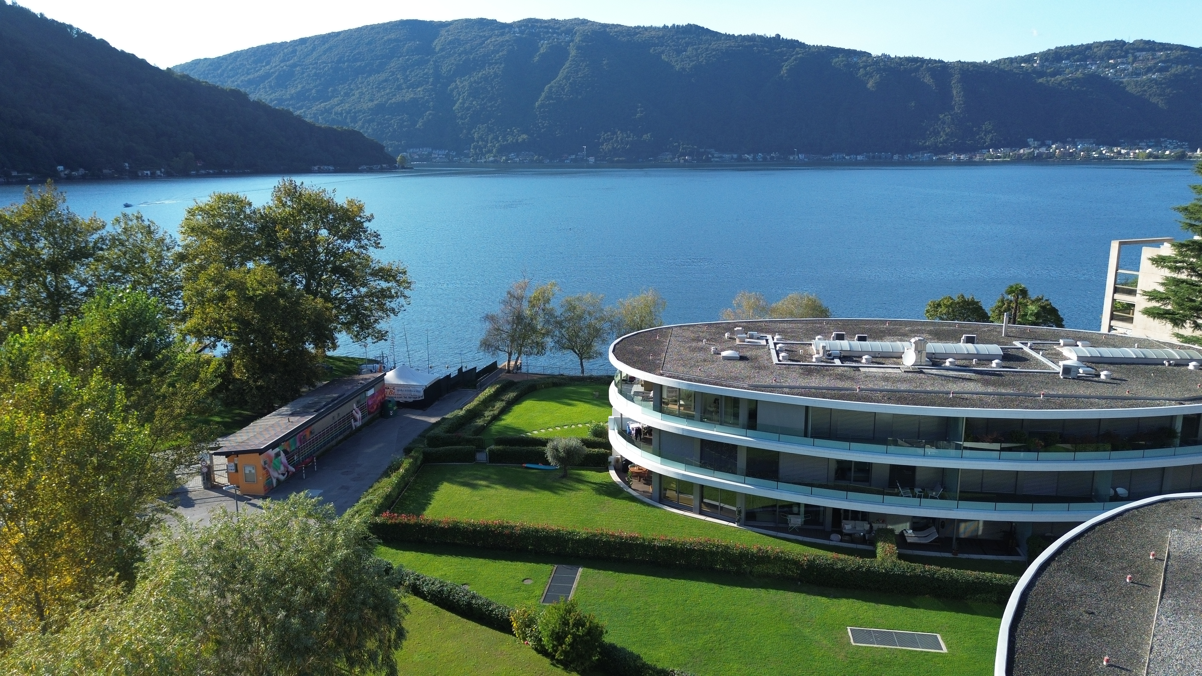 Seeblick mit moderner Wohnanlage