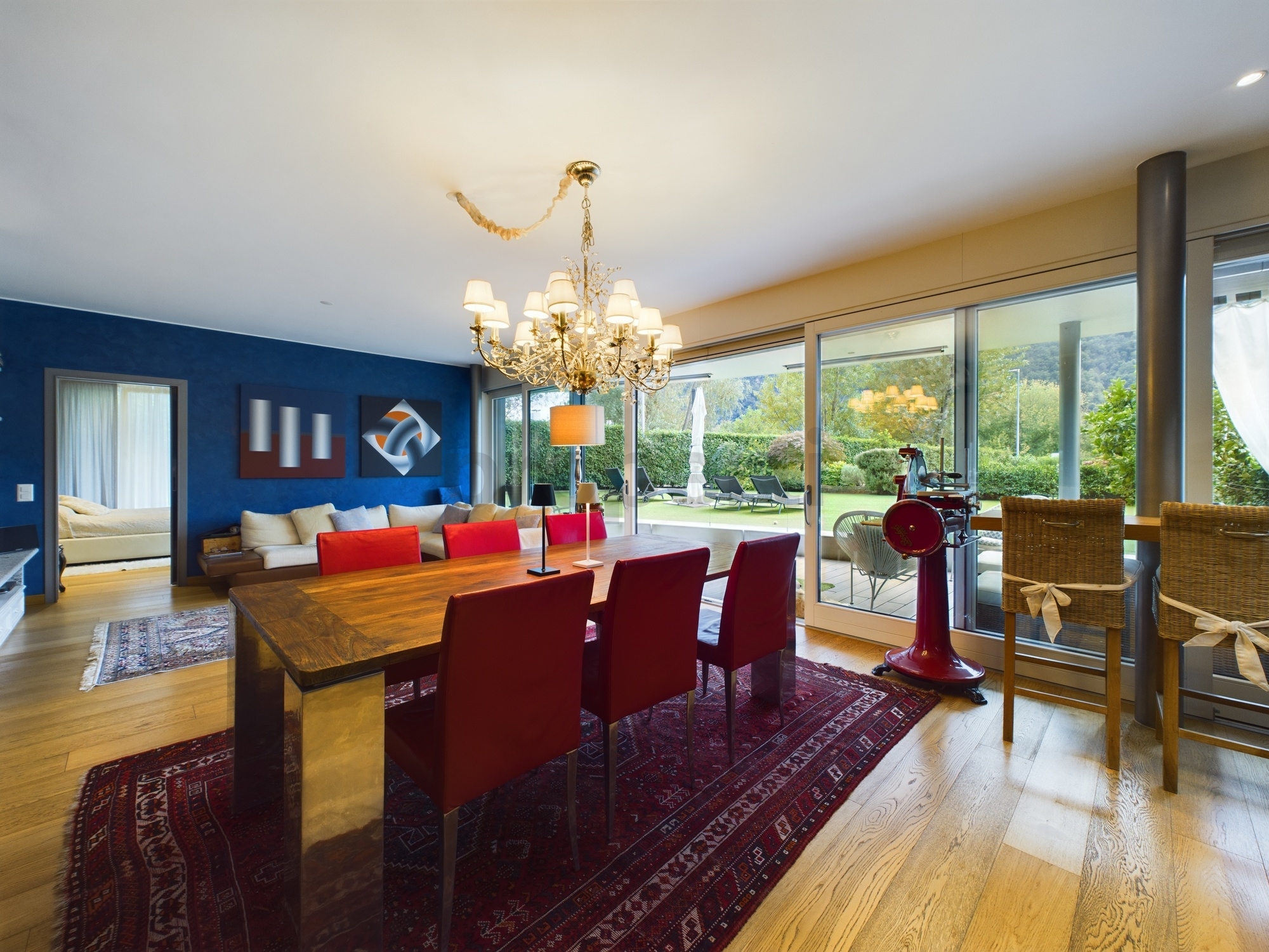 Eleganter Wohn- und Essbereich mit Gartenblick