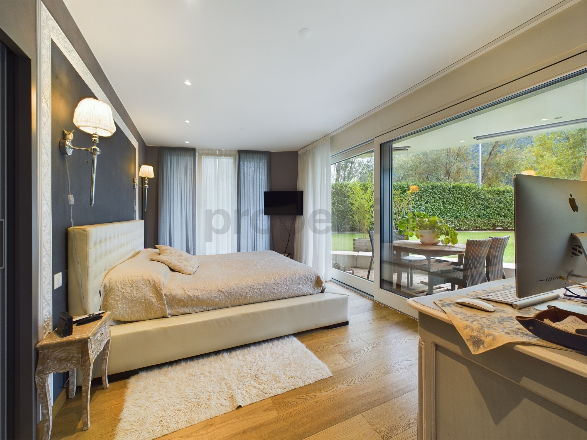 Elegantes Schlafzimmer mit Gartenblick