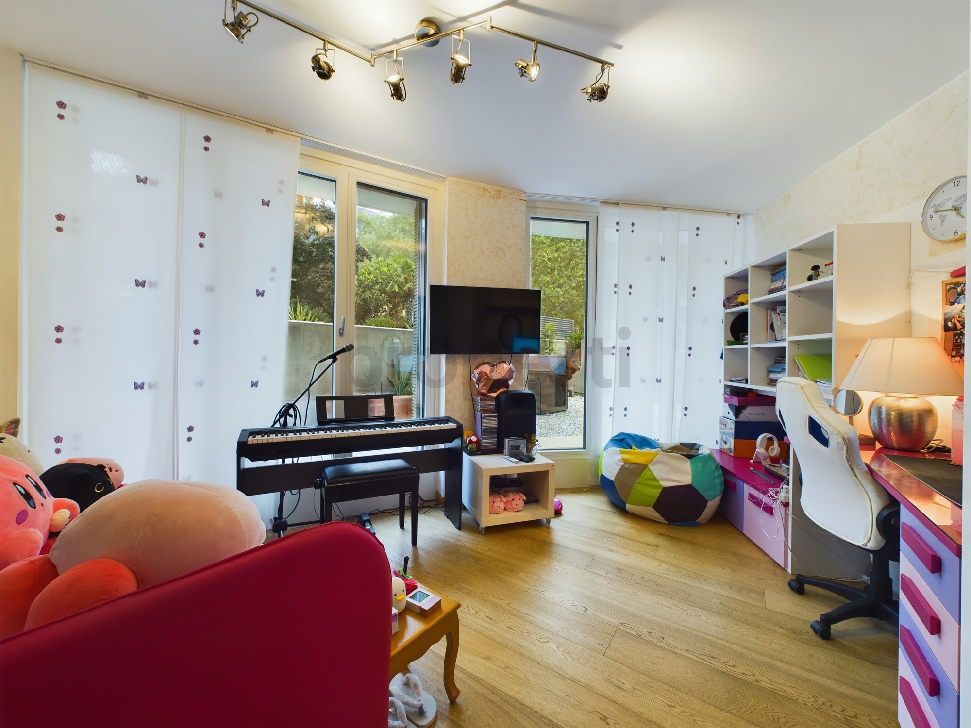 Kinderzimmer mit Musik- und Arbeitsplatz