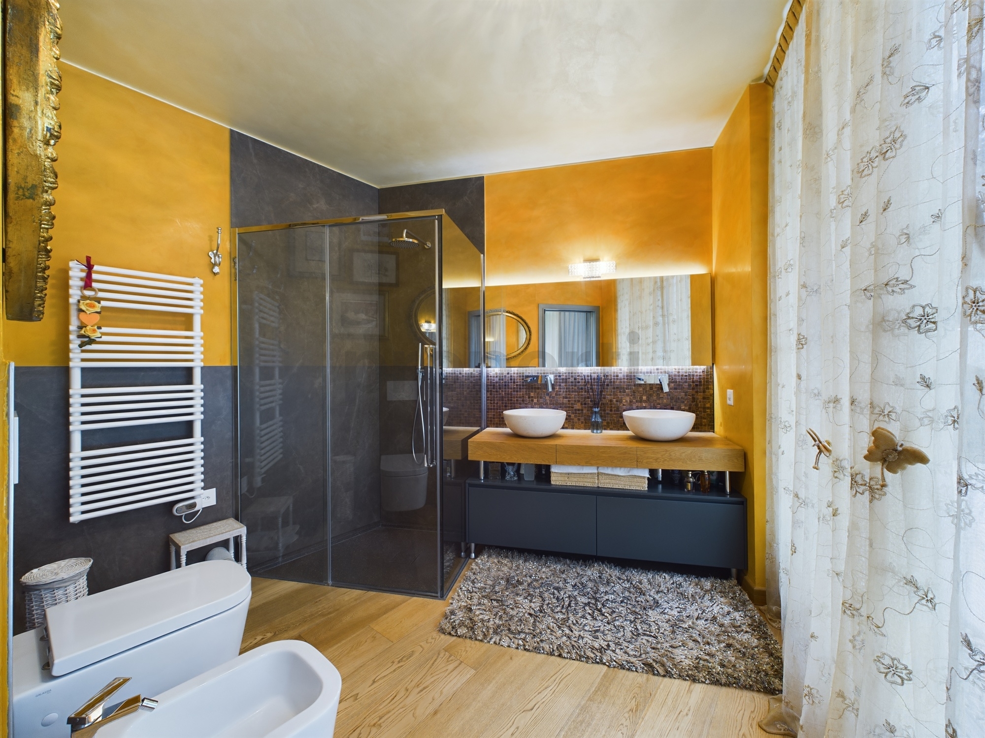 Badezimmer mit Doppelwaschtisch und Glasdusche