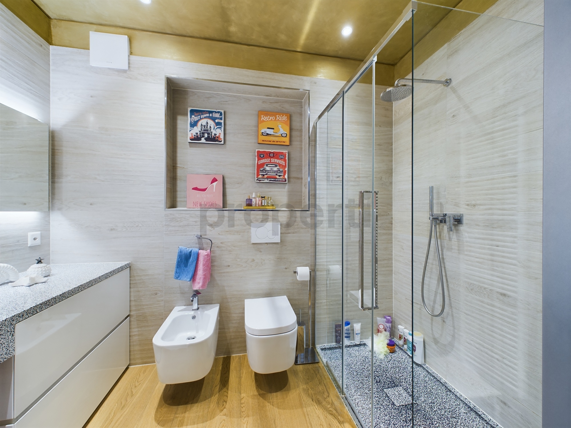 Modernes Badezimmer mit begehbarer Dusche und goldener Decke