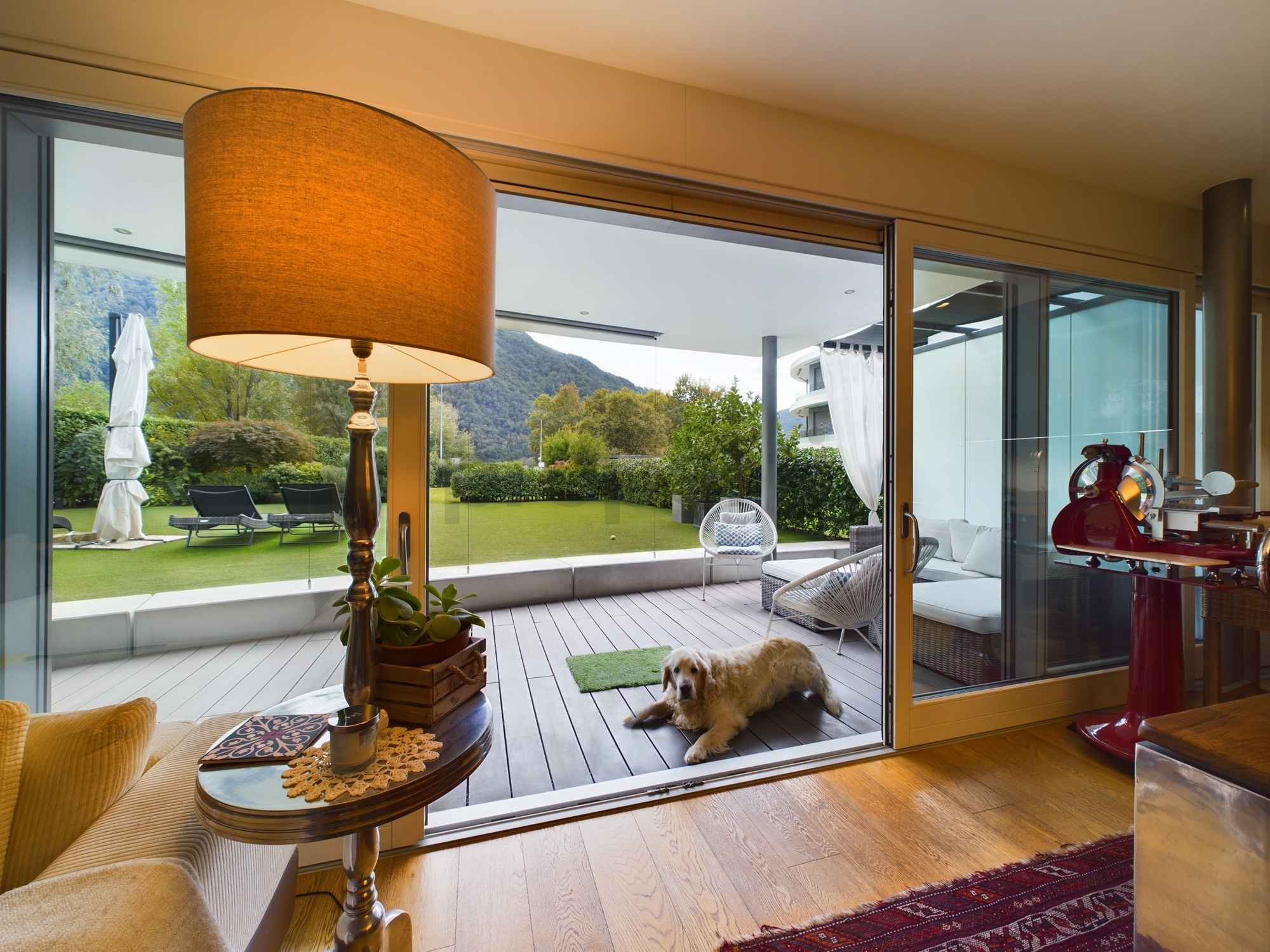 Wohnraum mit Blick auf Terrasse und Garten