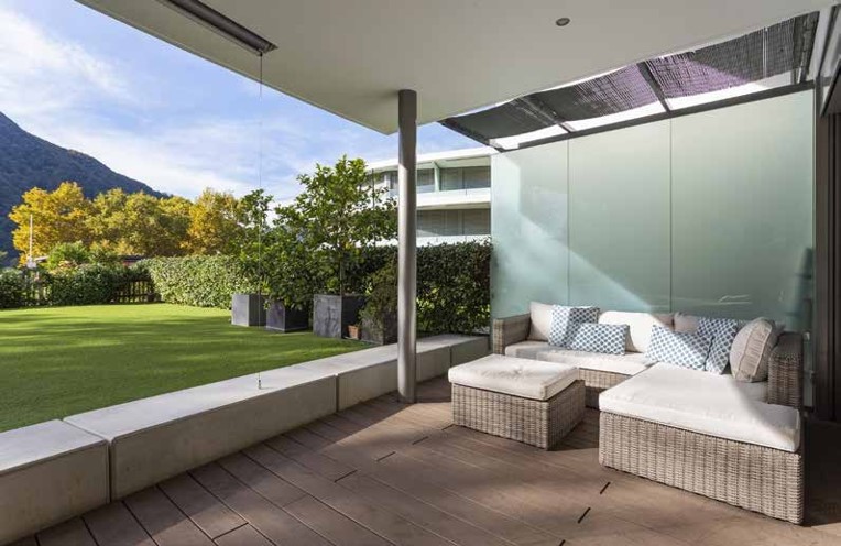 Überdachte Terrasse mit Gartenlounge