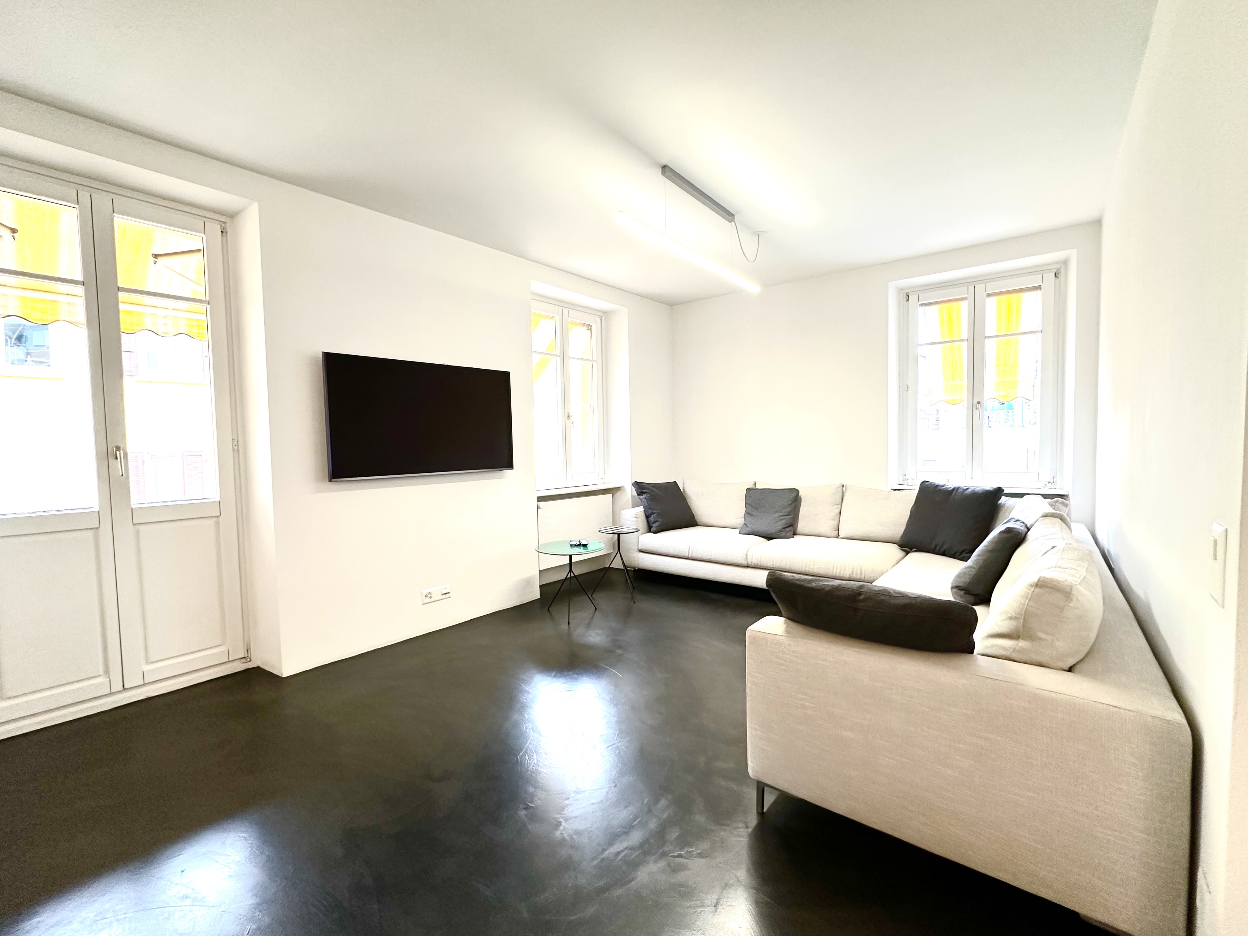 Helles Wohnzimmer mit Ecksofa