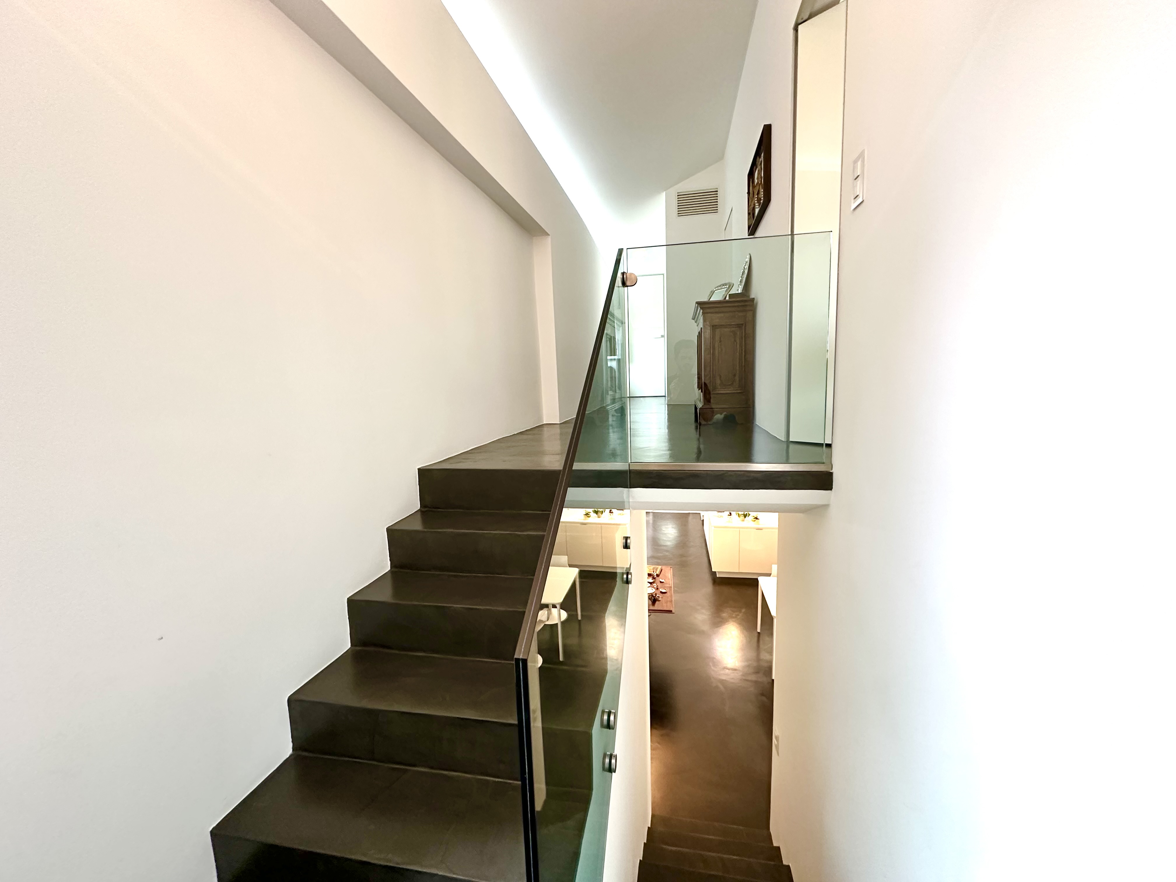 Modernes Treppenhaus mit Galerie