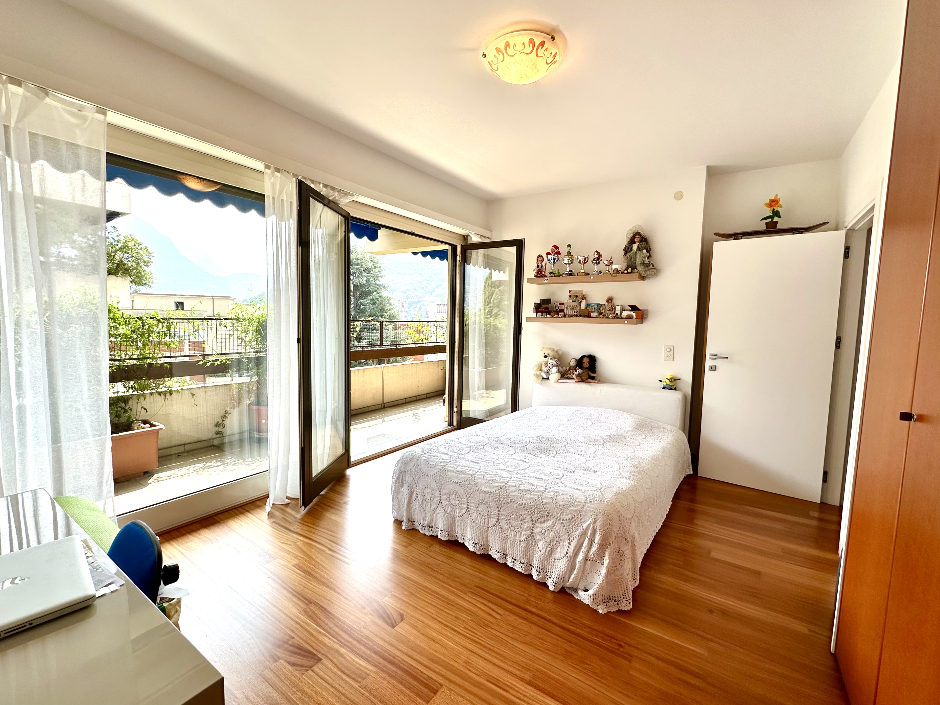 Helles Schlafzimmer mit Balkonzugang