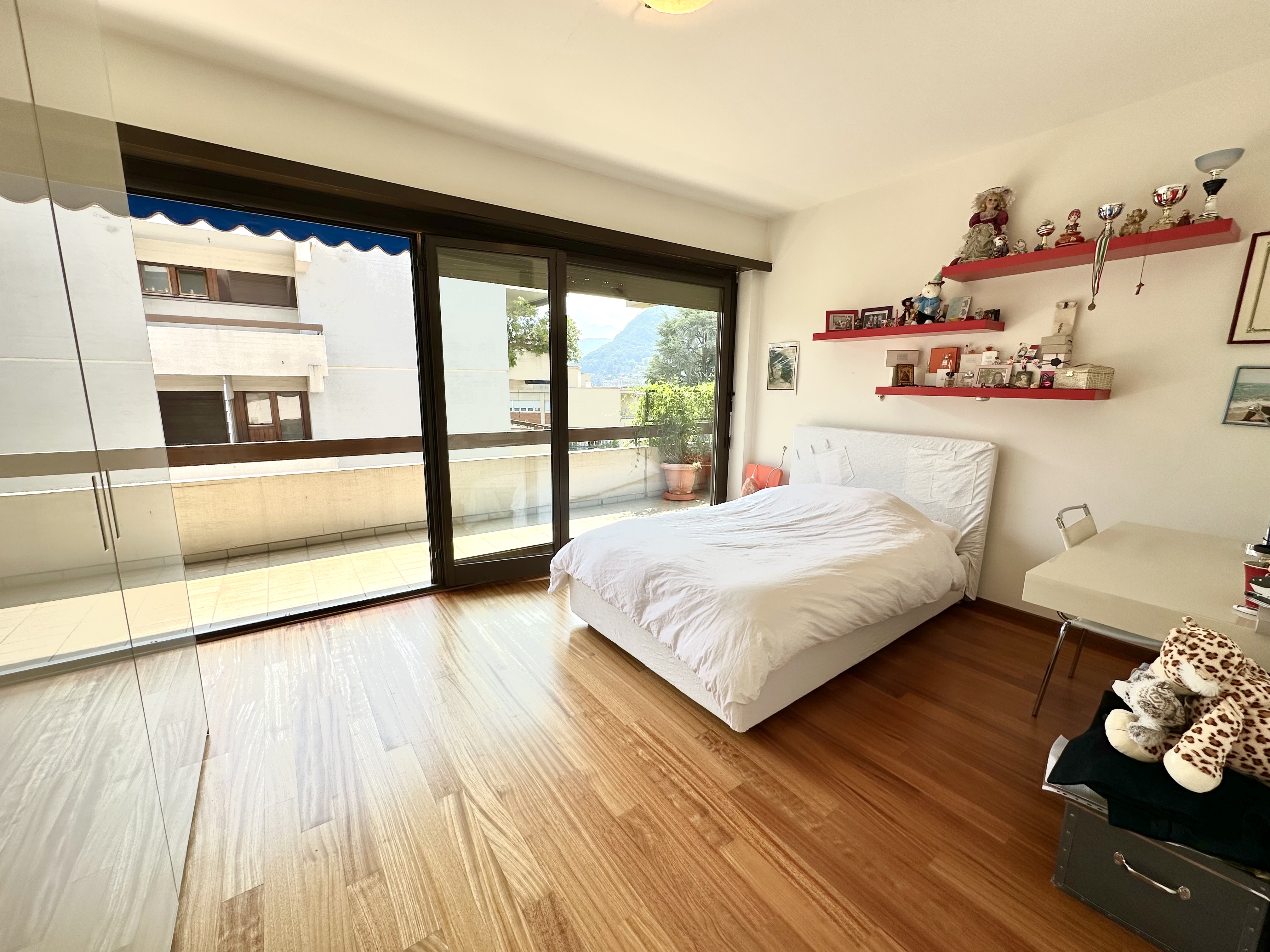Helles Schlafzimmer mit Balkonblick