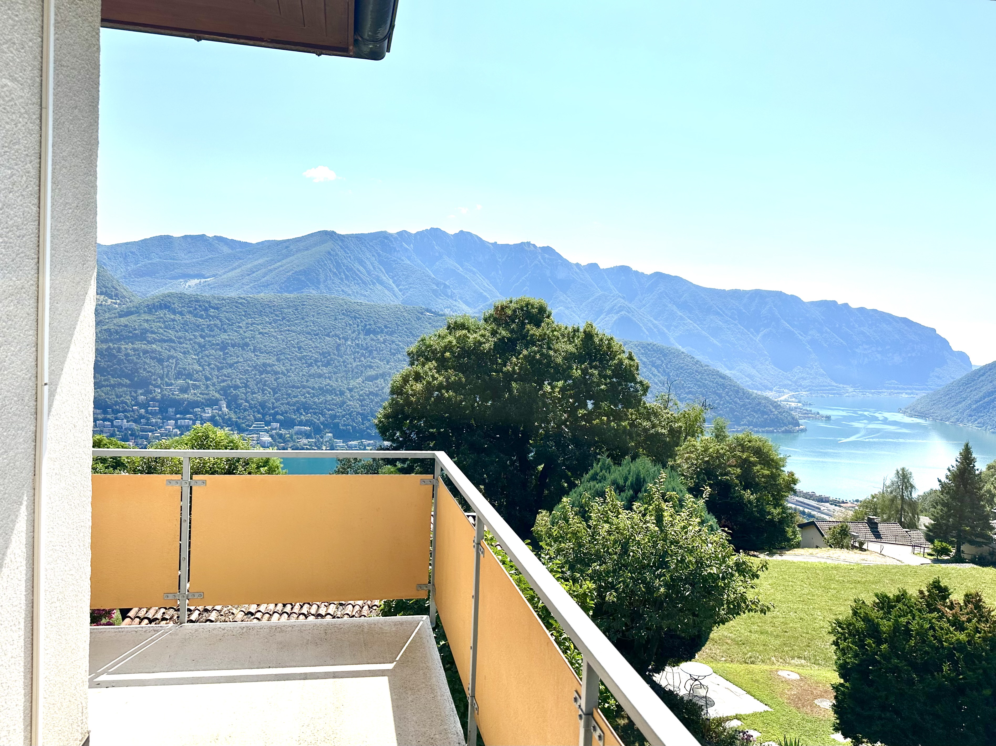 Balkon mit Seeblick und Bergpanorama