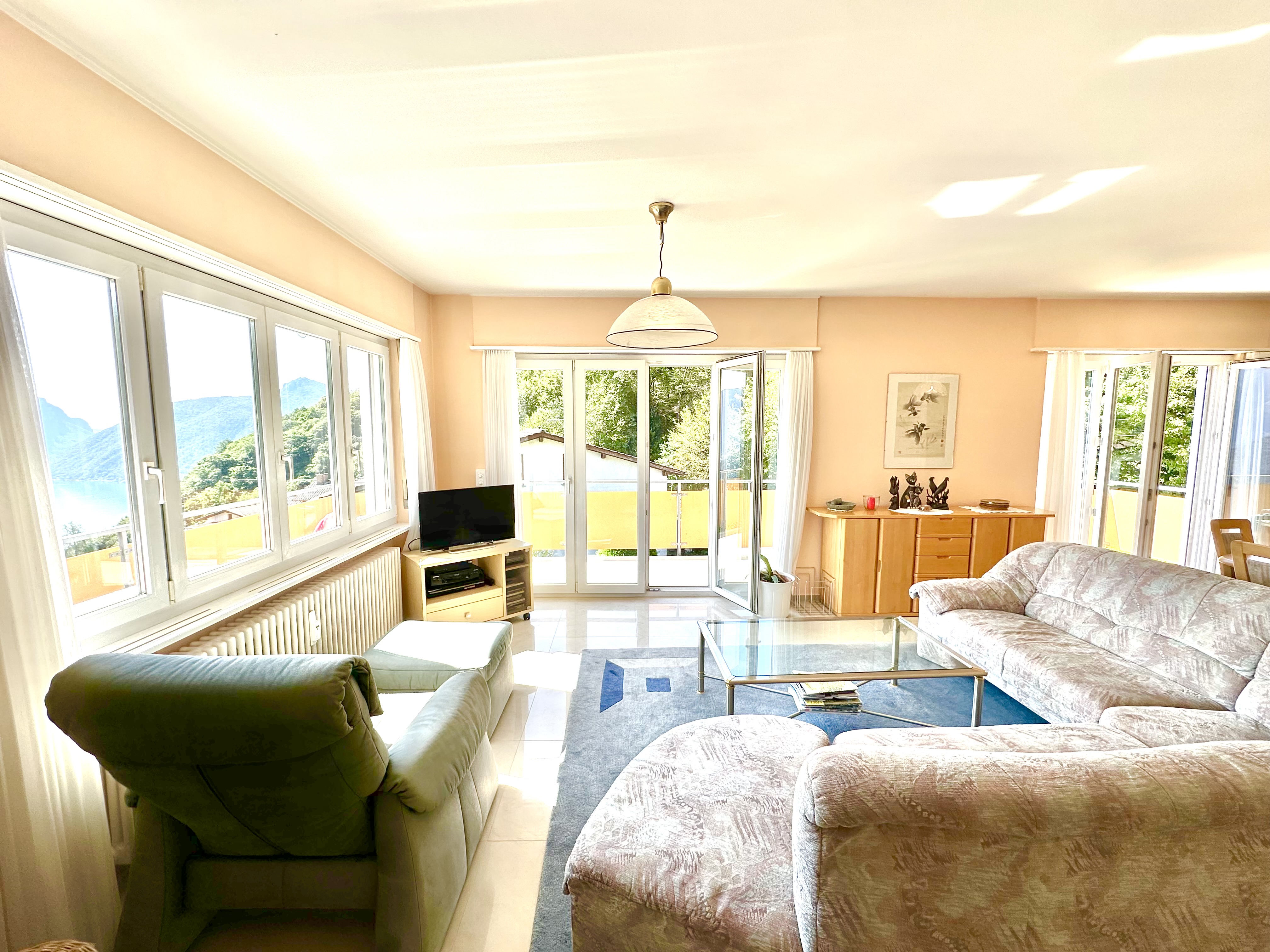Helles Wohnzimmer mit Berg- und Seeblick
