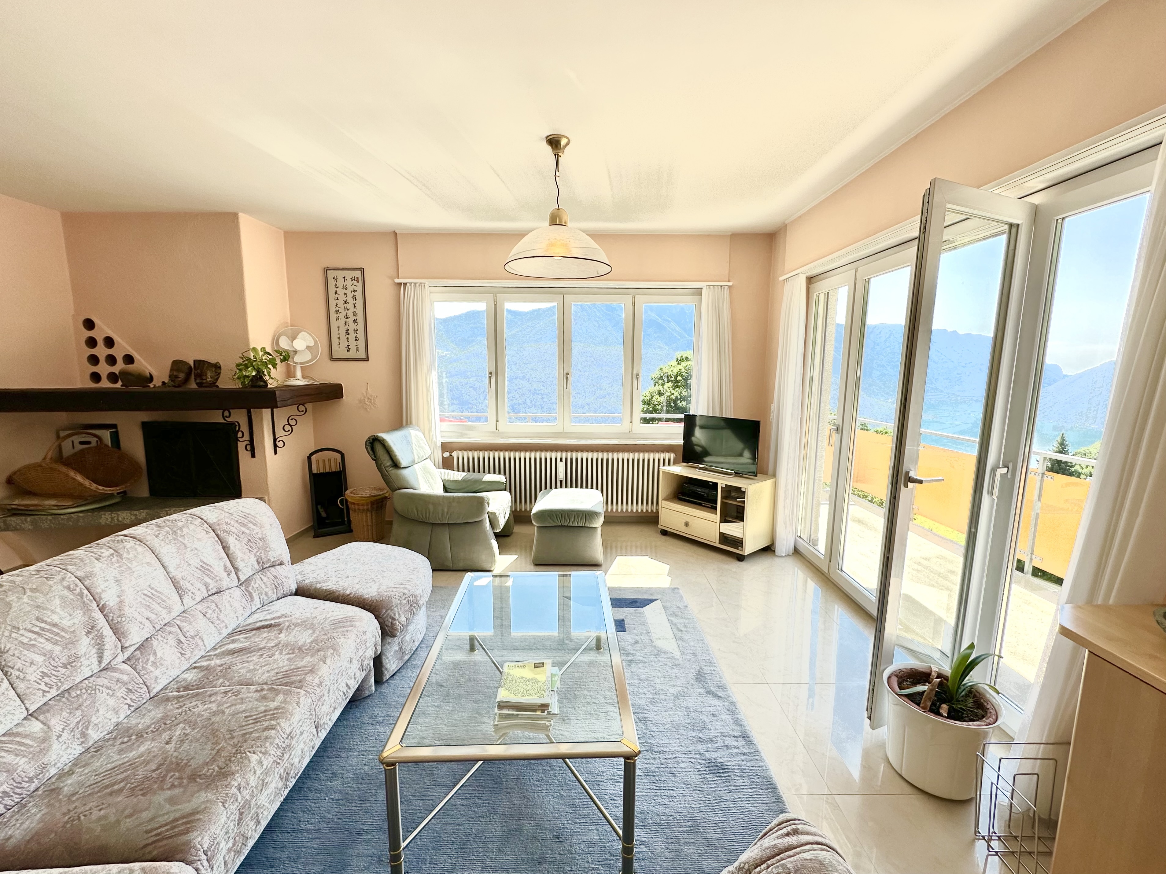 Helles Wohnzimmer mit Bergblick