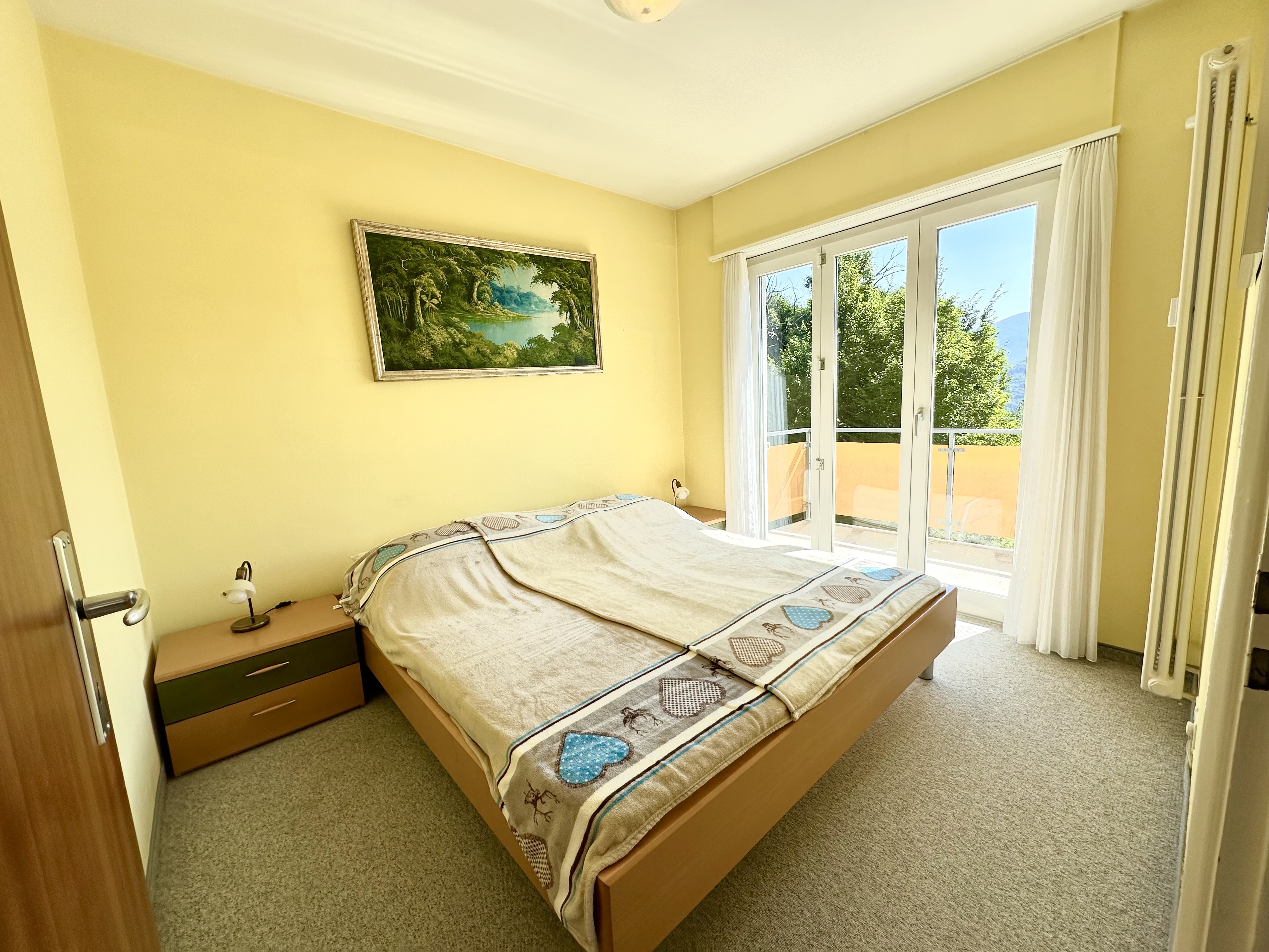 Helles Schlafzimmer mit Balkonzugang