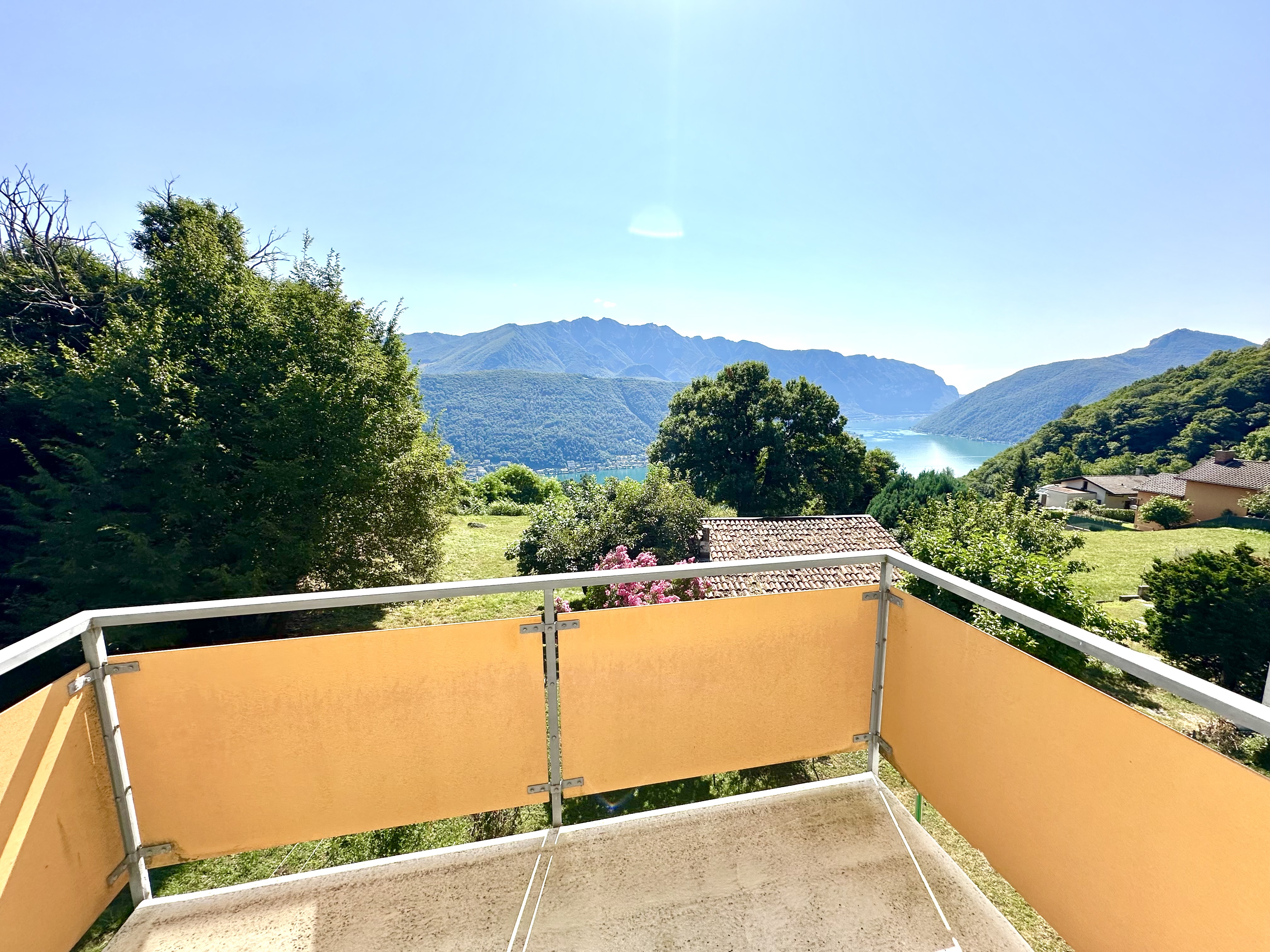 Balkon mit Panoramablick auf See und Berge