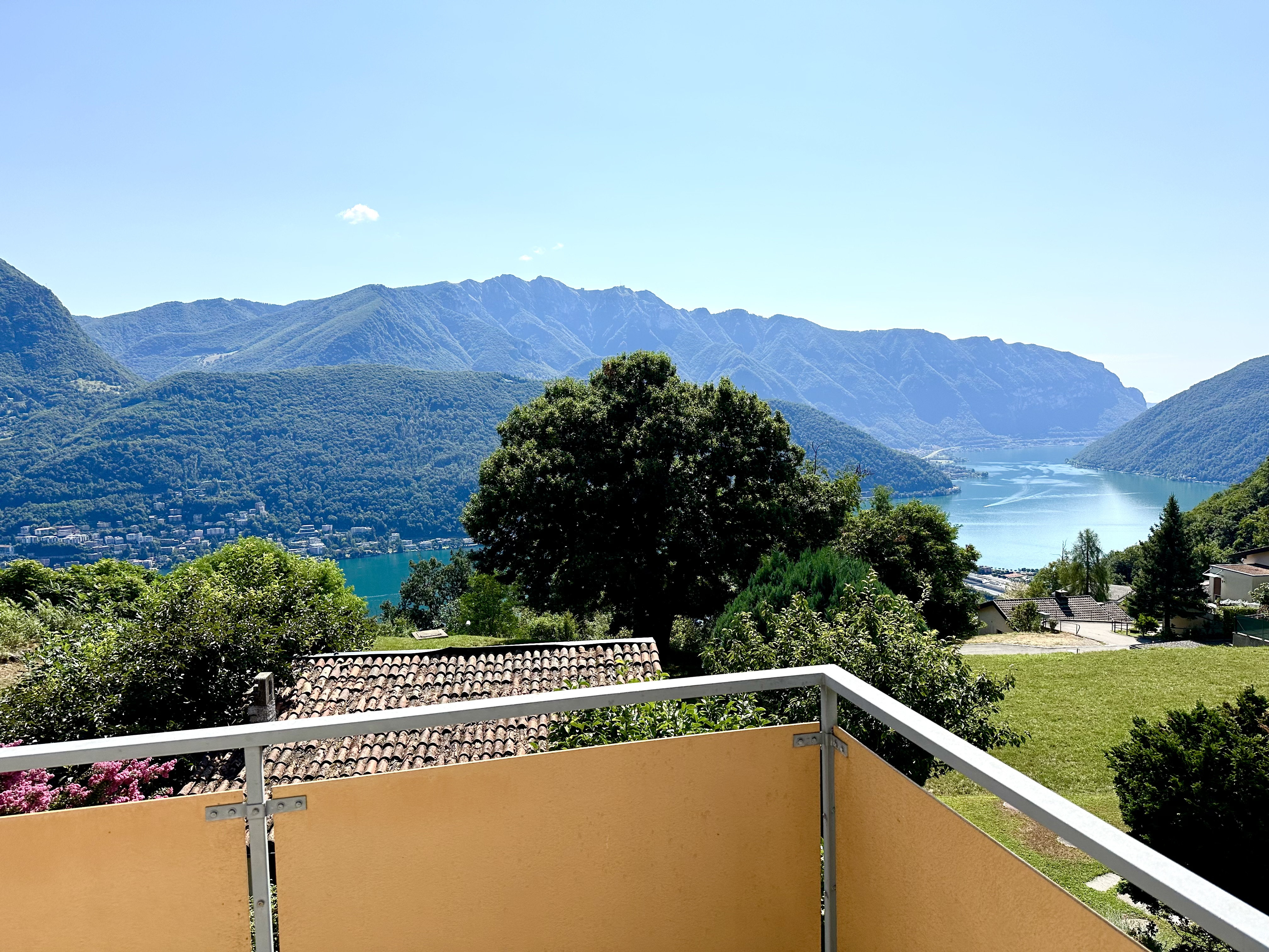 Balkonblick auf See und Berge