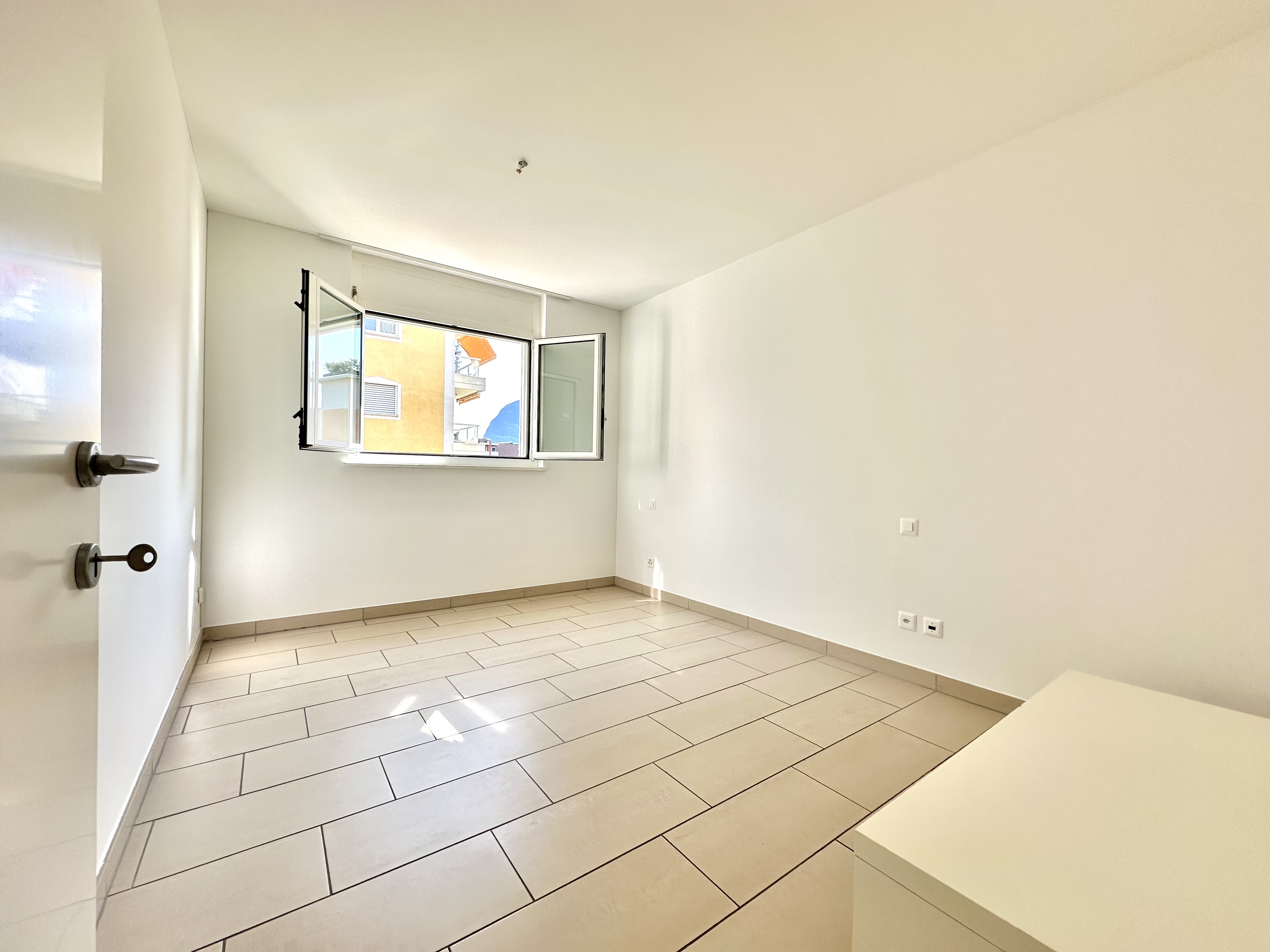 Heller leerer Raum mit Fenster