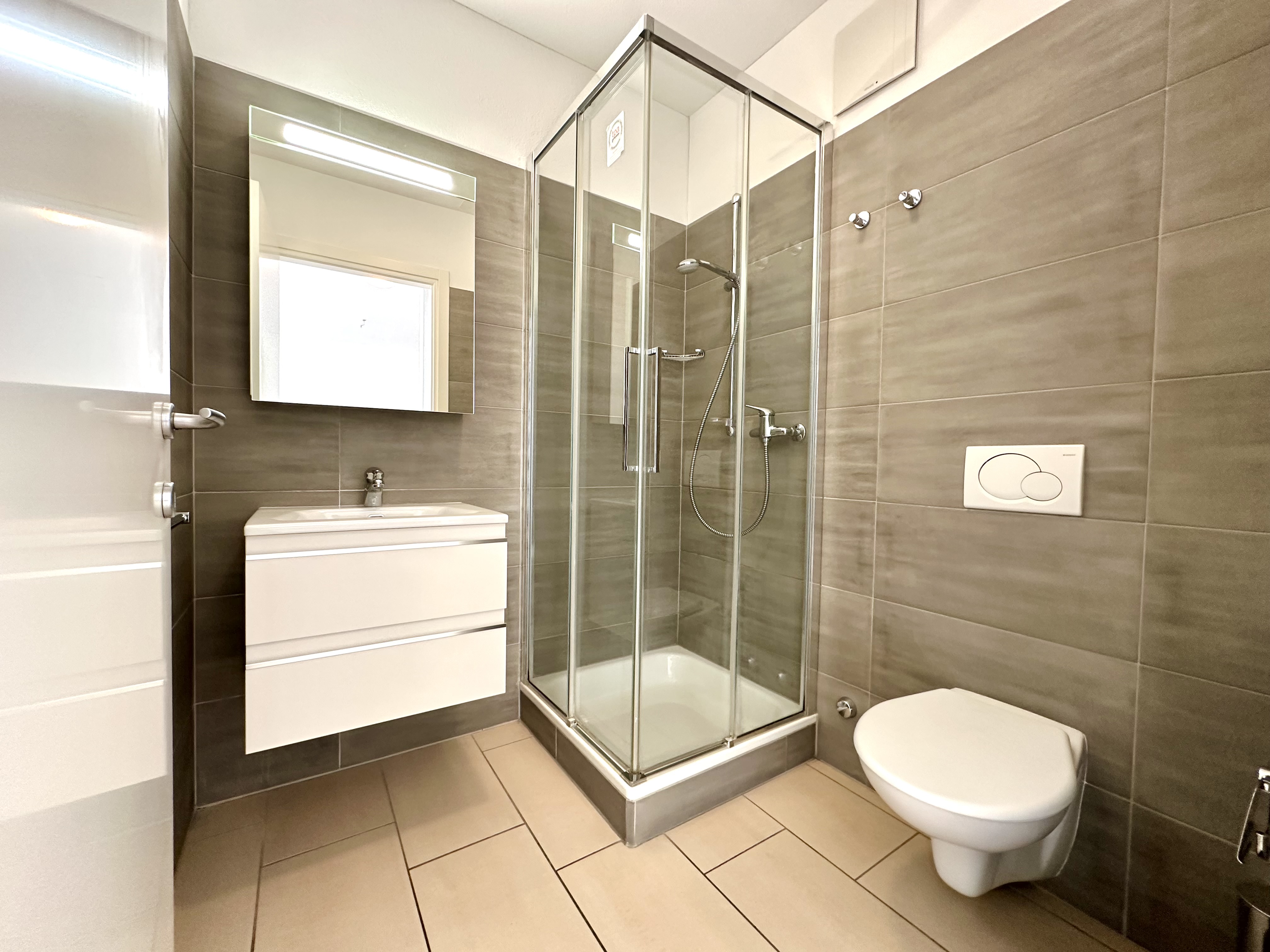 Modernes Badezimmer mit Dusche und WC