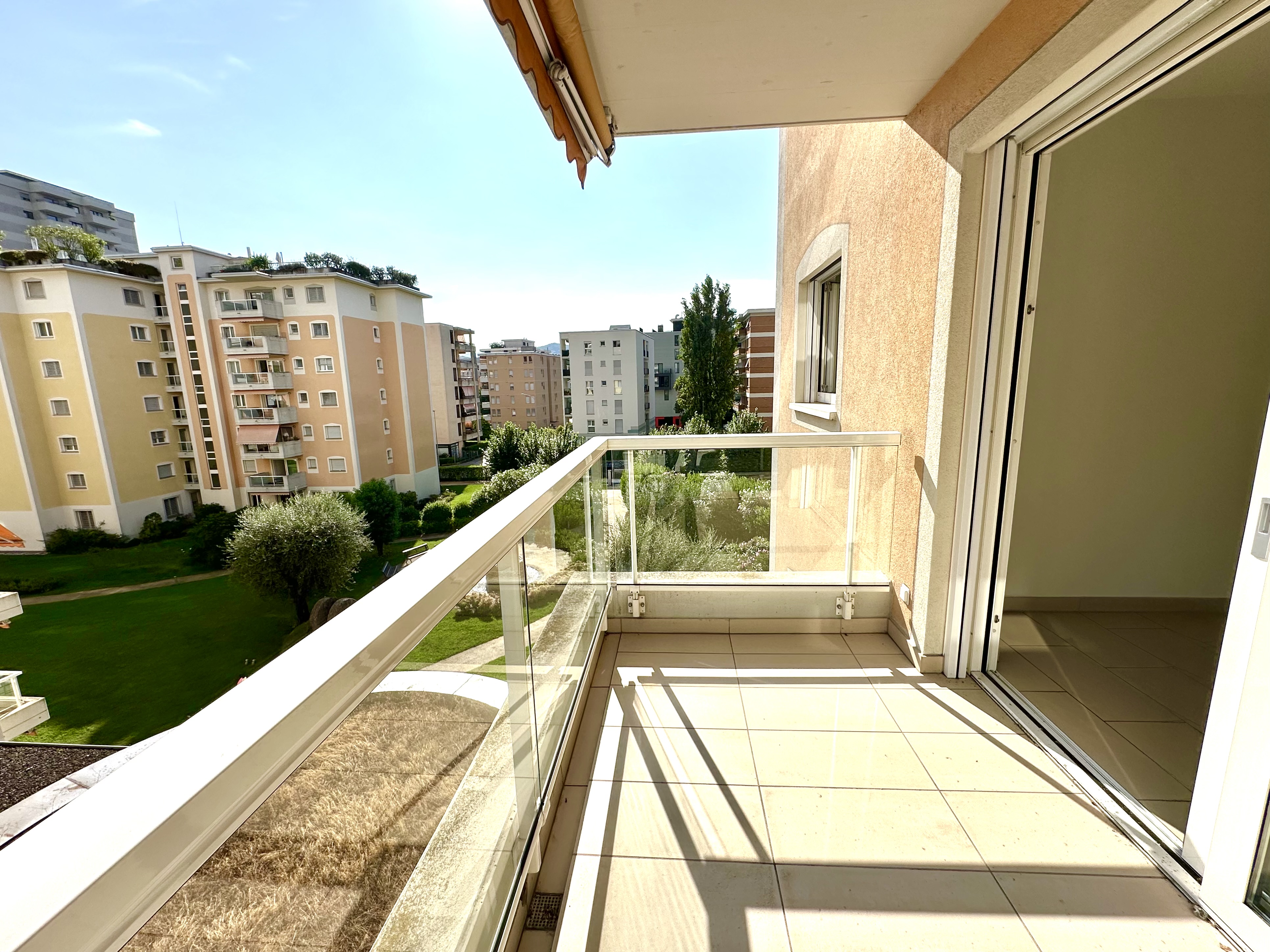 Balkon mit Blick auf Wohnanlage