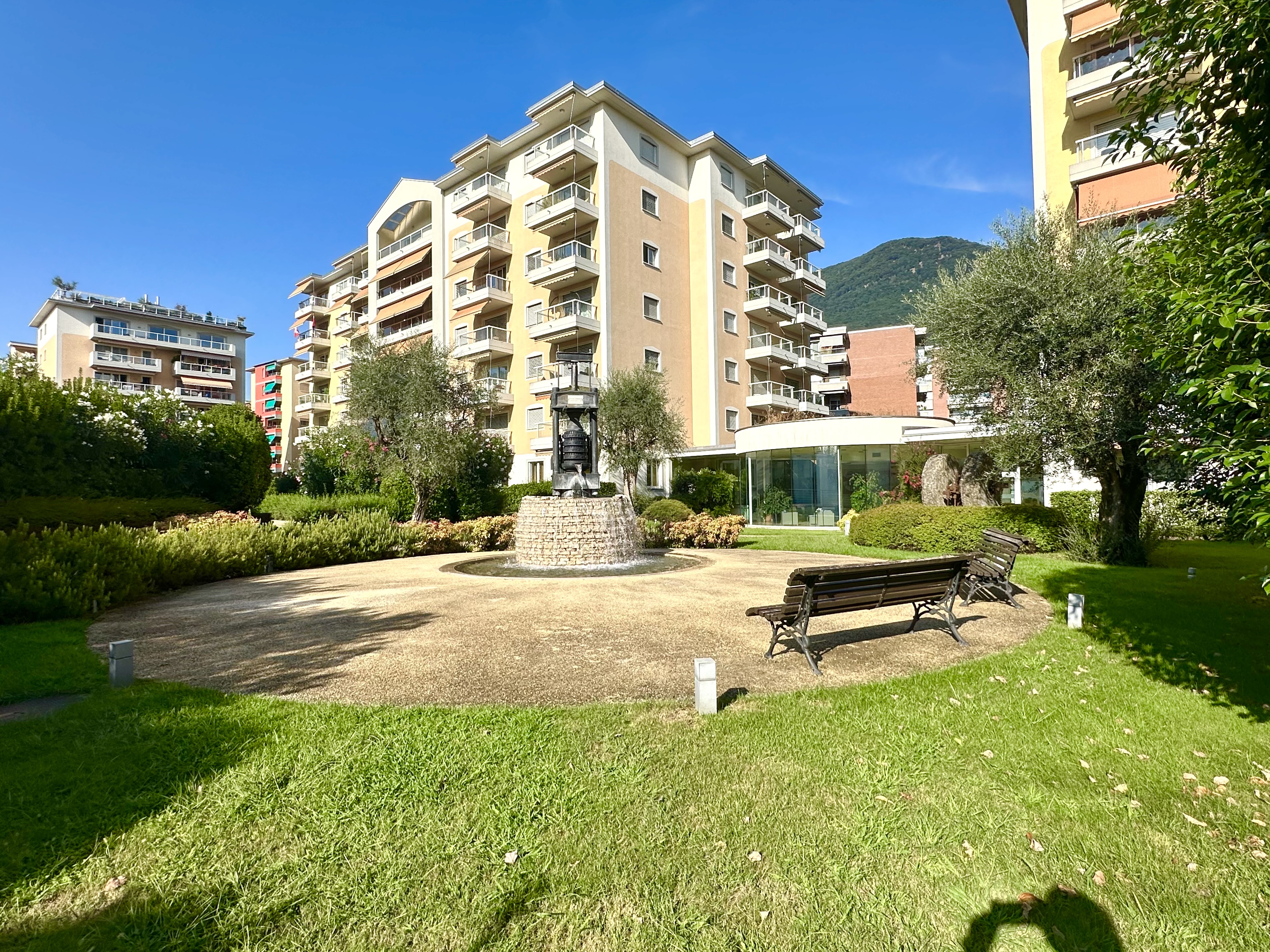 Wohnanlage mit Garten und Brunnen
