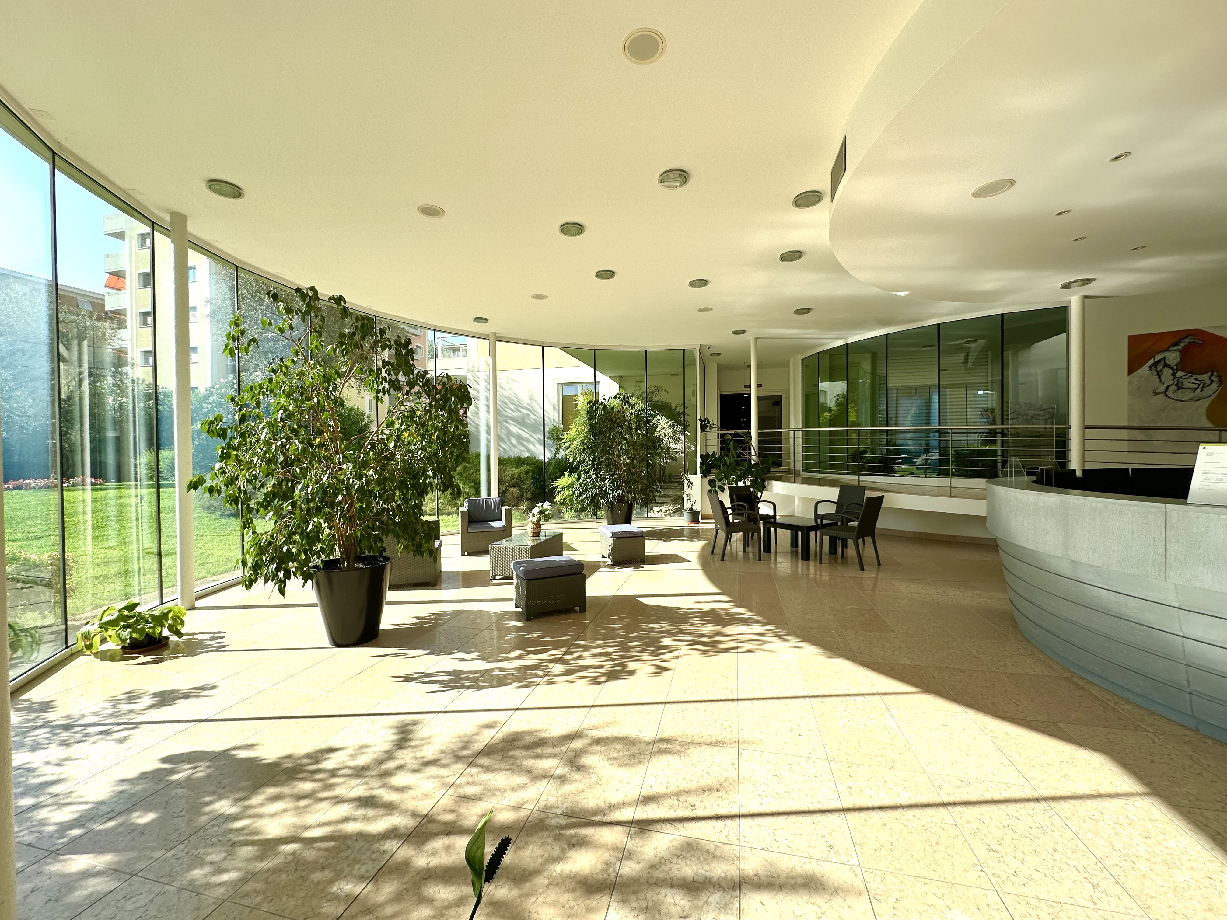 Großzügige, verglaste Lobby mit Innenhofblick