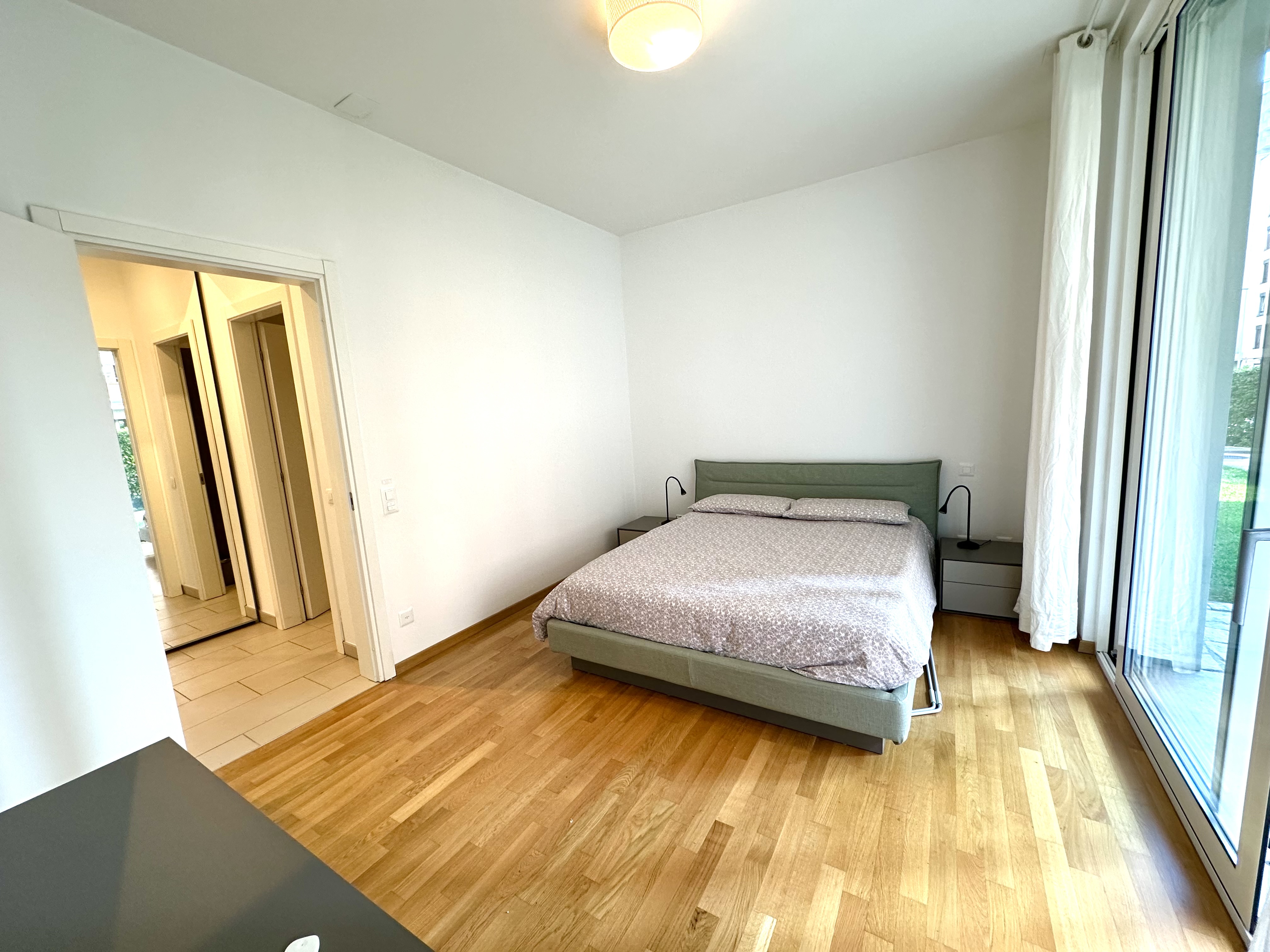 Helles Schlafzimmer mit Balkonzugang