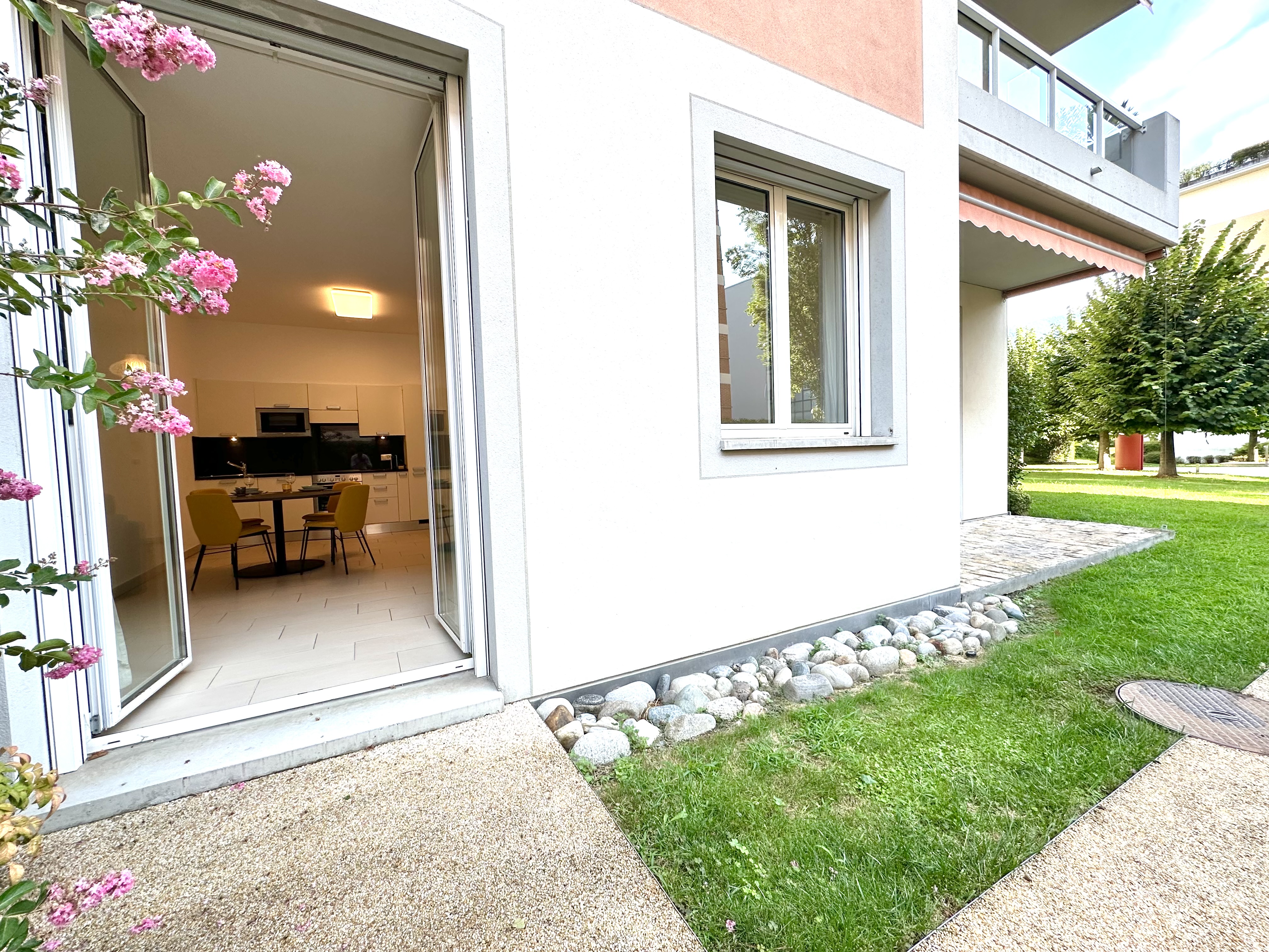 Moderne Wohnanlage mit Gartenblick