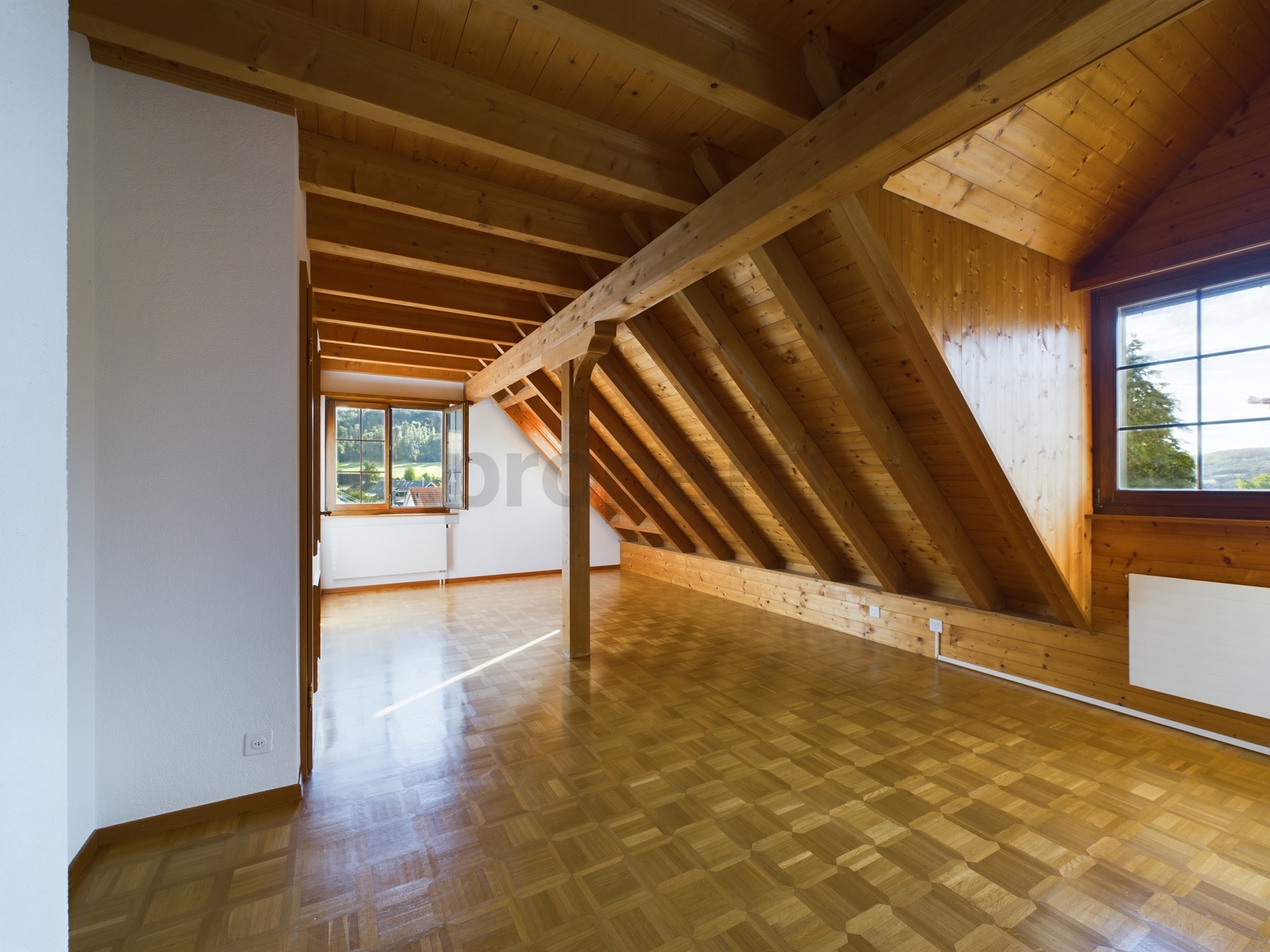 Dachgeschossraum mit Holzverkleidung