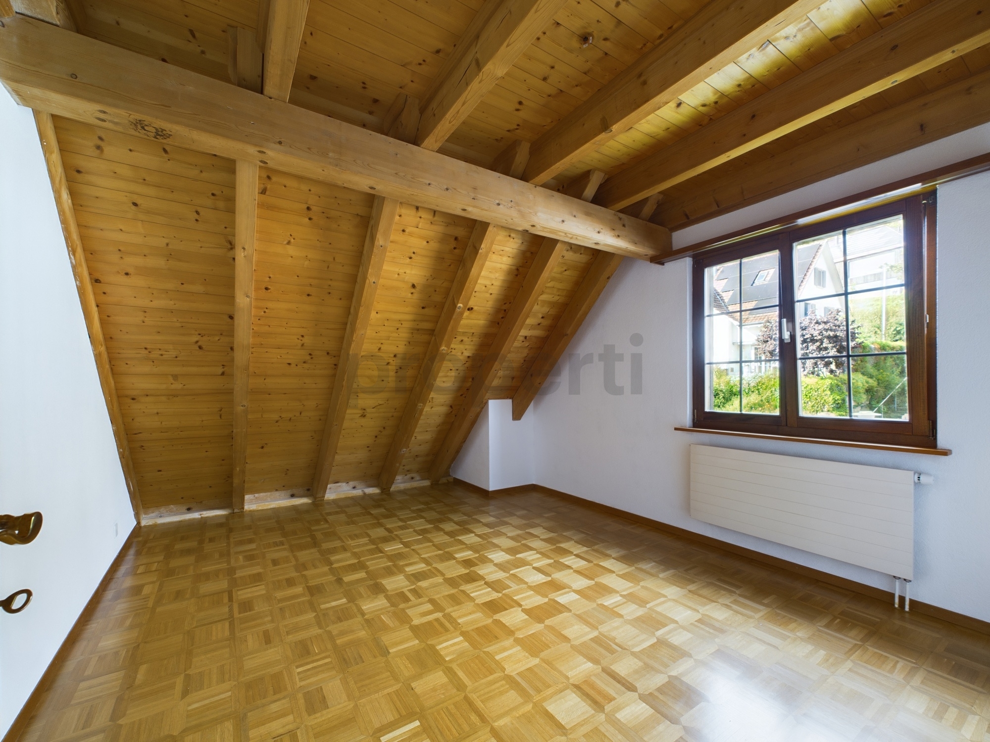 Dachzimmer mit Holzbalkendecke