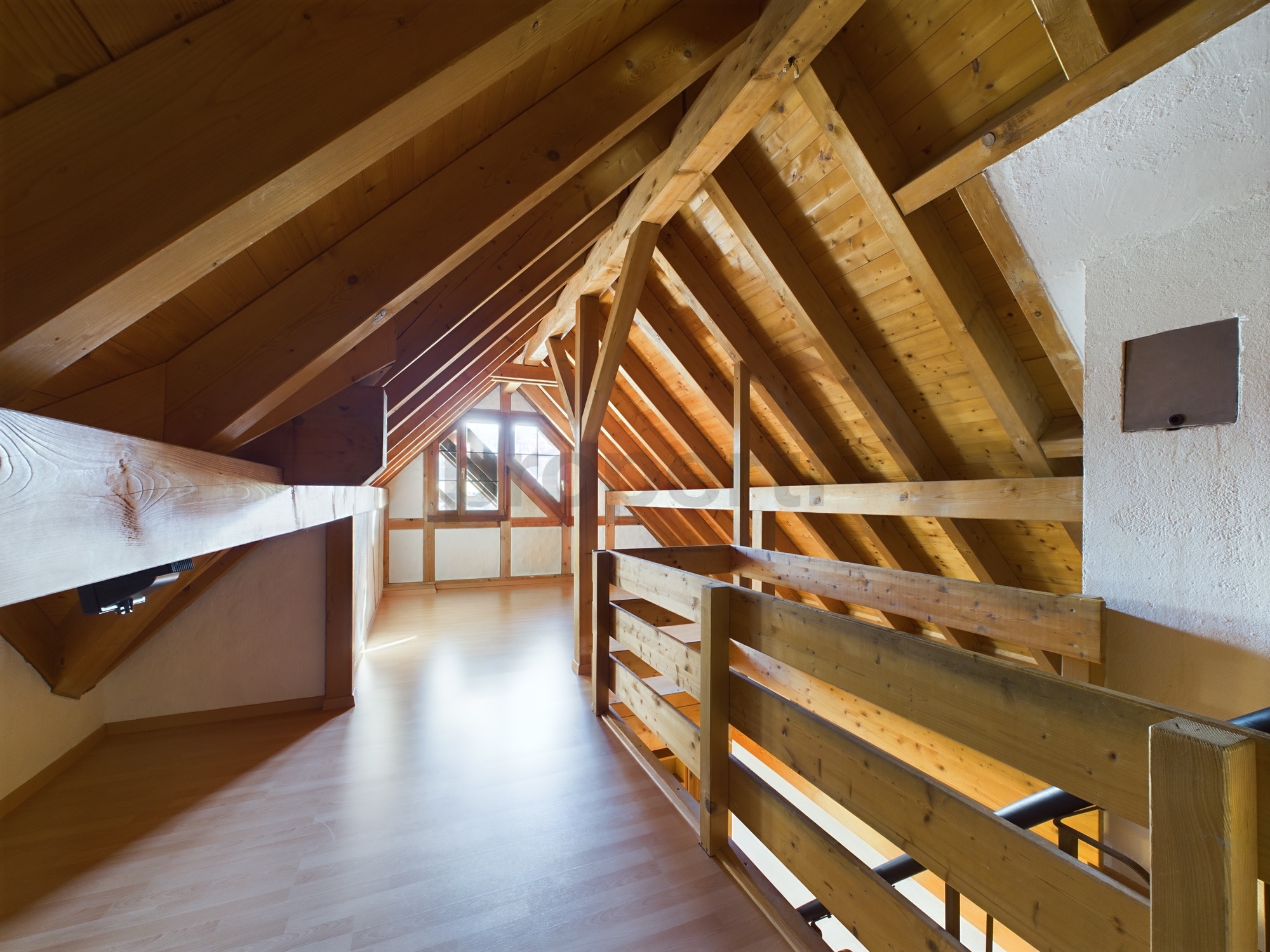 Dachgeschoss-Galerie mit Holztragwerk