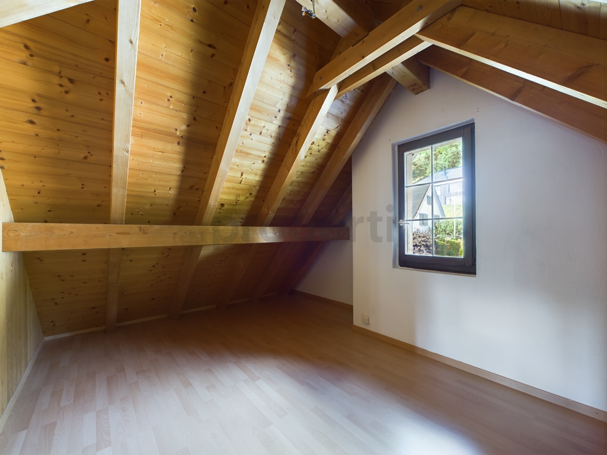 Dachzimmer mit Holzverkleidung