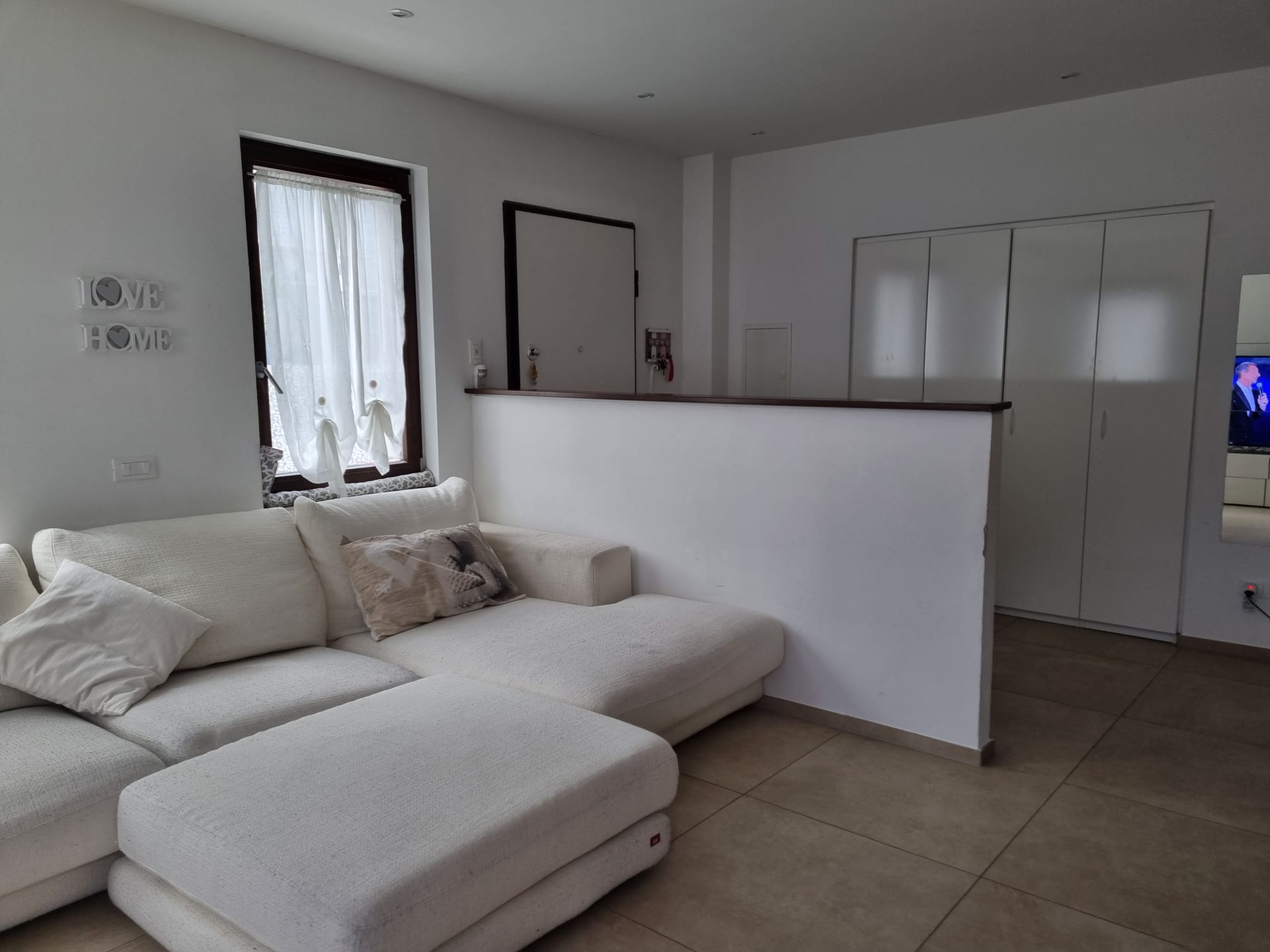 Helles Wohnzimmer mit Sofa und Fenster