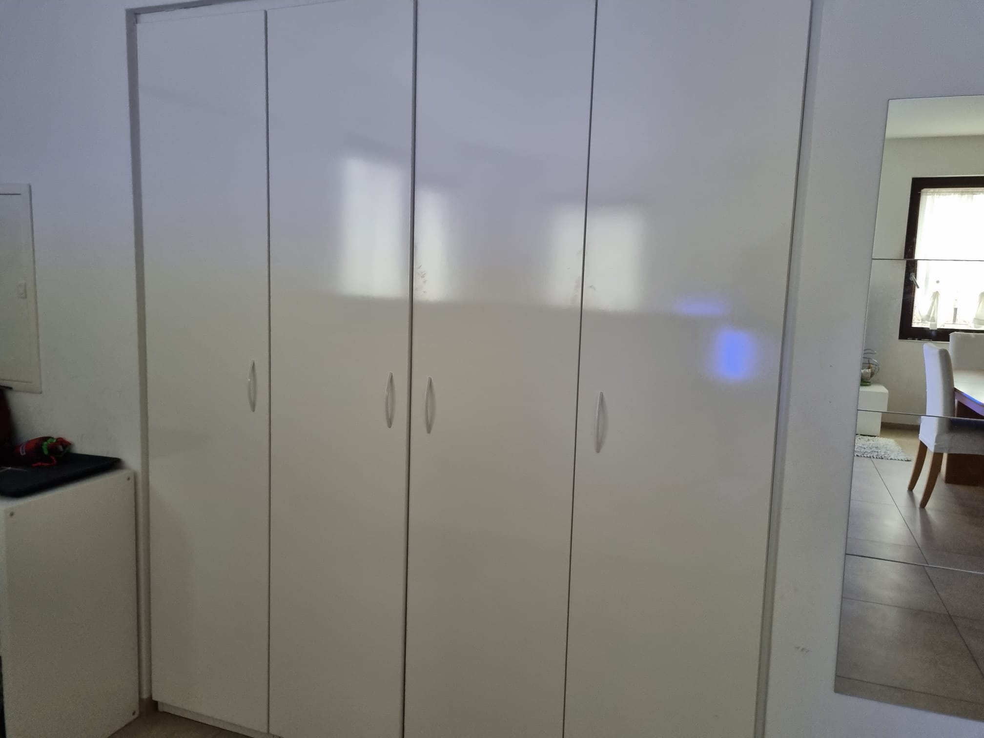 Einbauschrank im hellen Innenraum