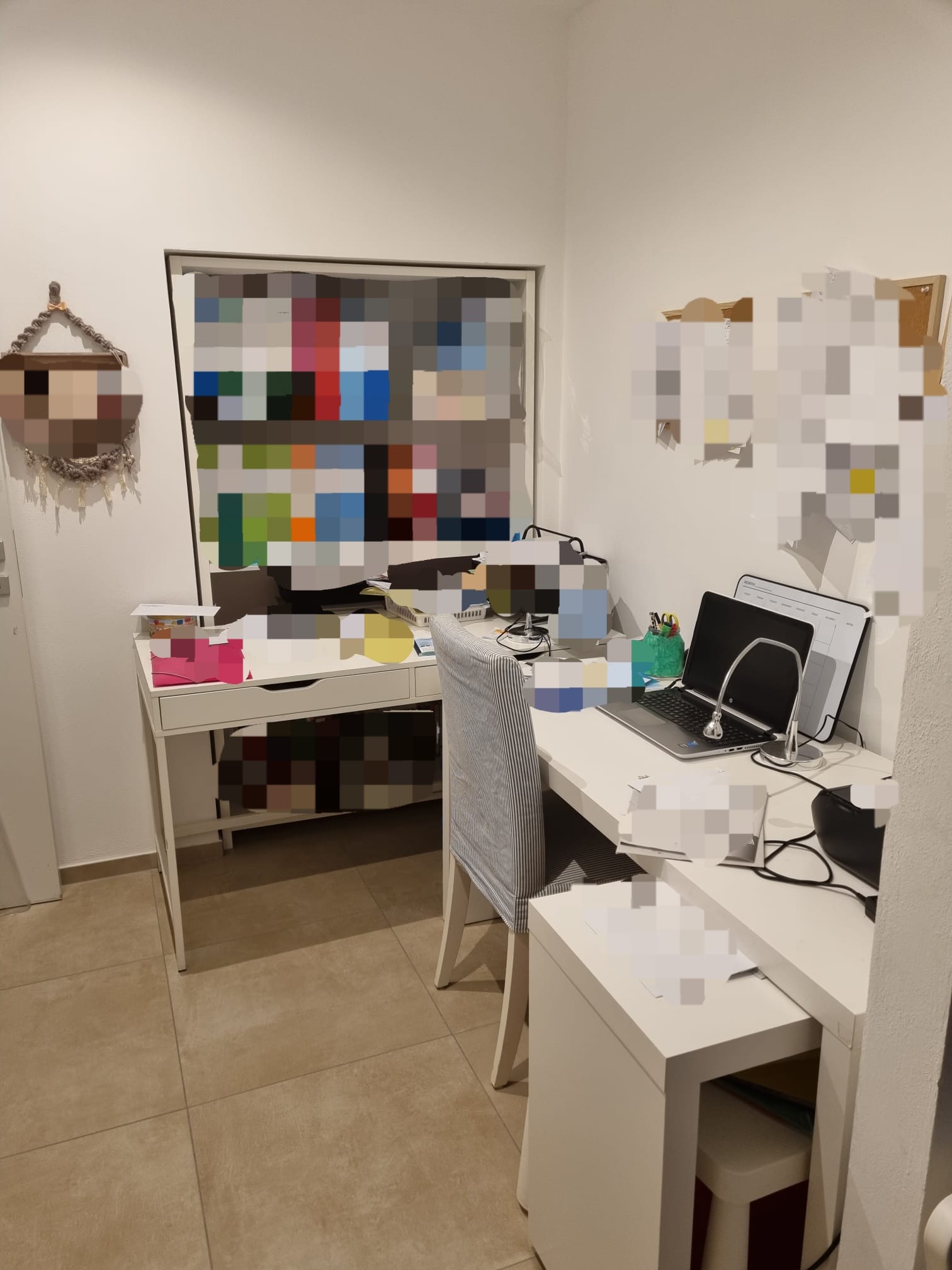 Kleines Arbeitszimmer mit zwei Schreibtischen