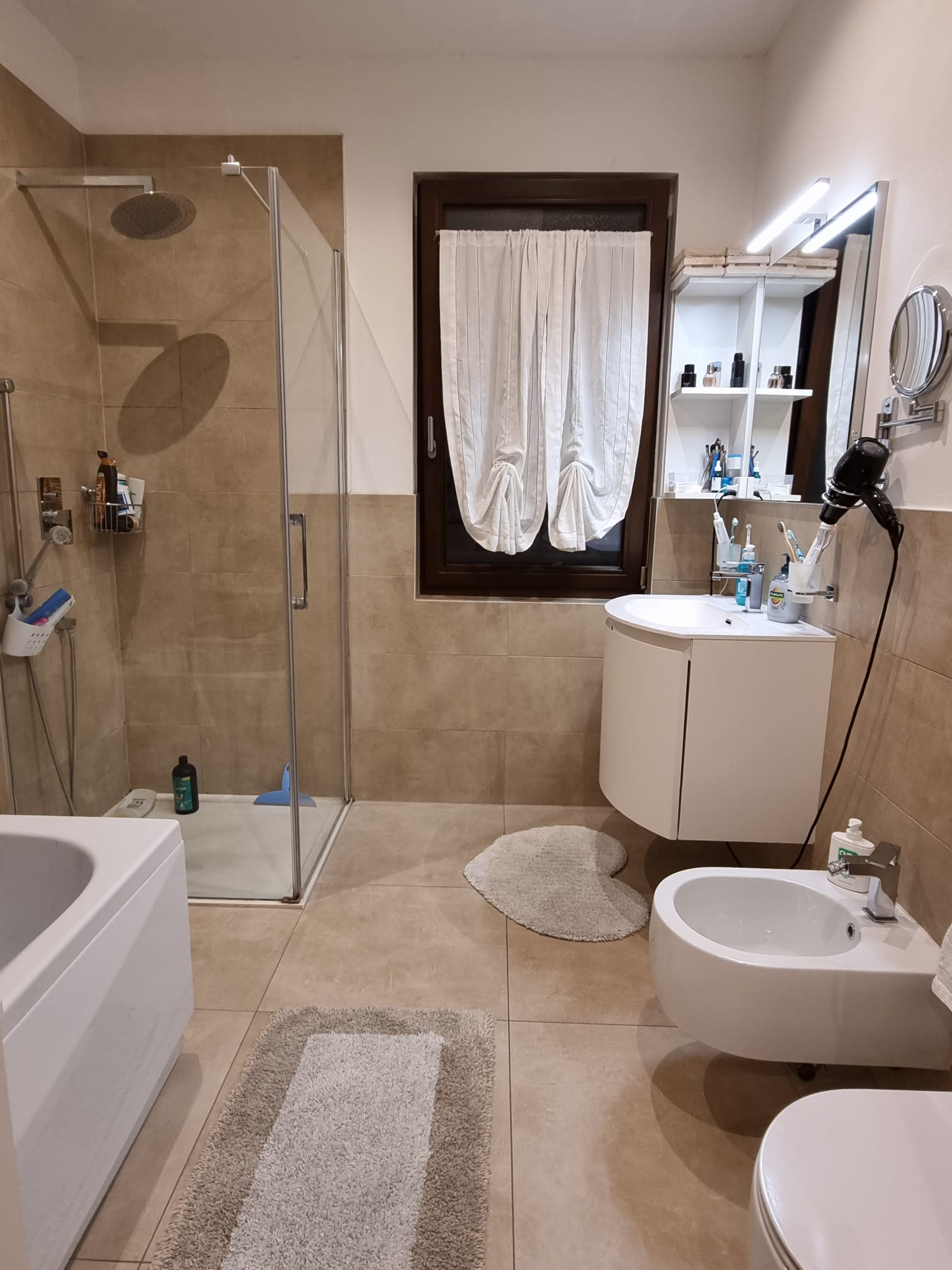 Modernes Badezimmer mit Dusche, Badewanne und Bidet