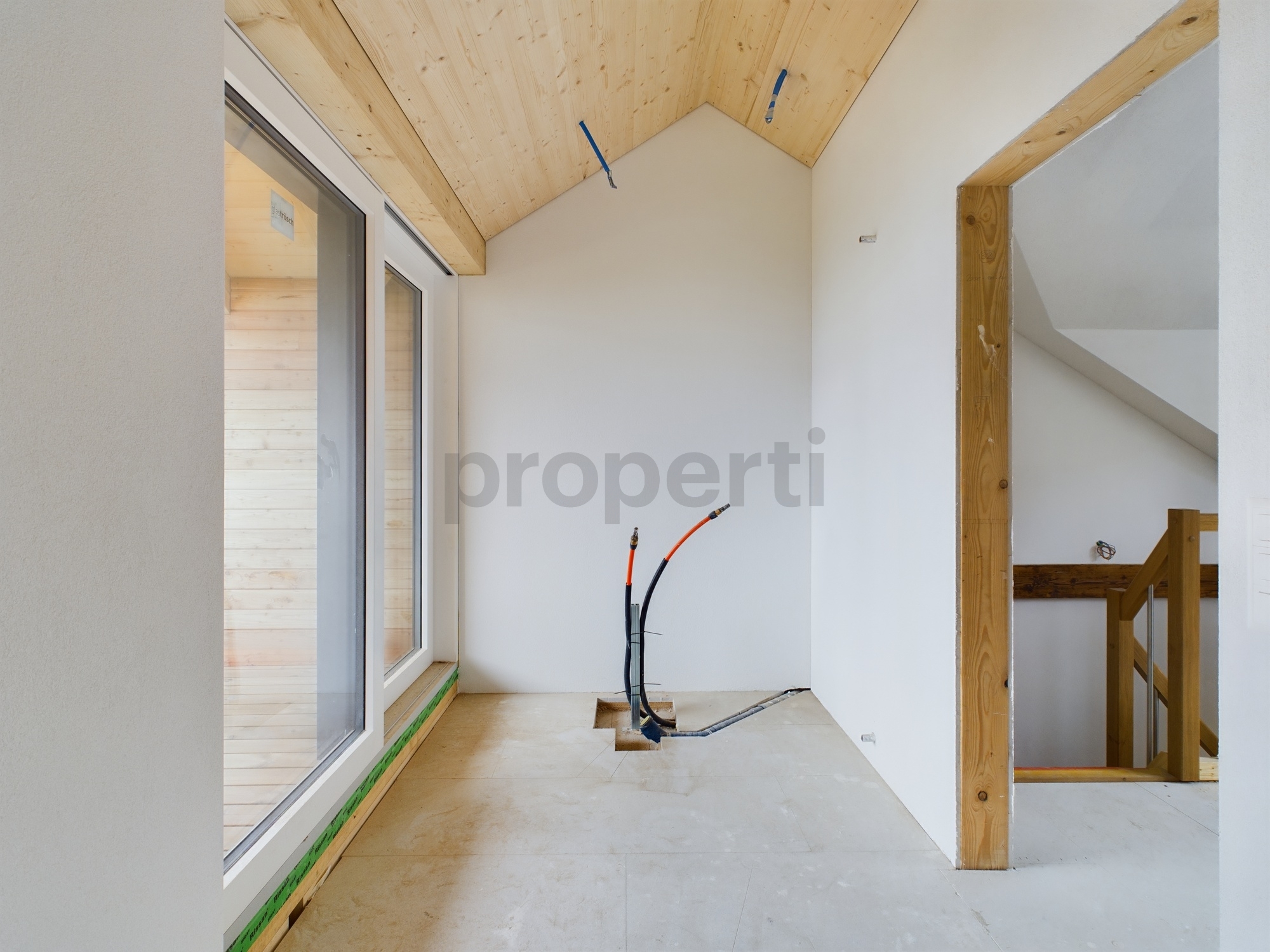 Unausgebauter Dachraum mit Fensterfront