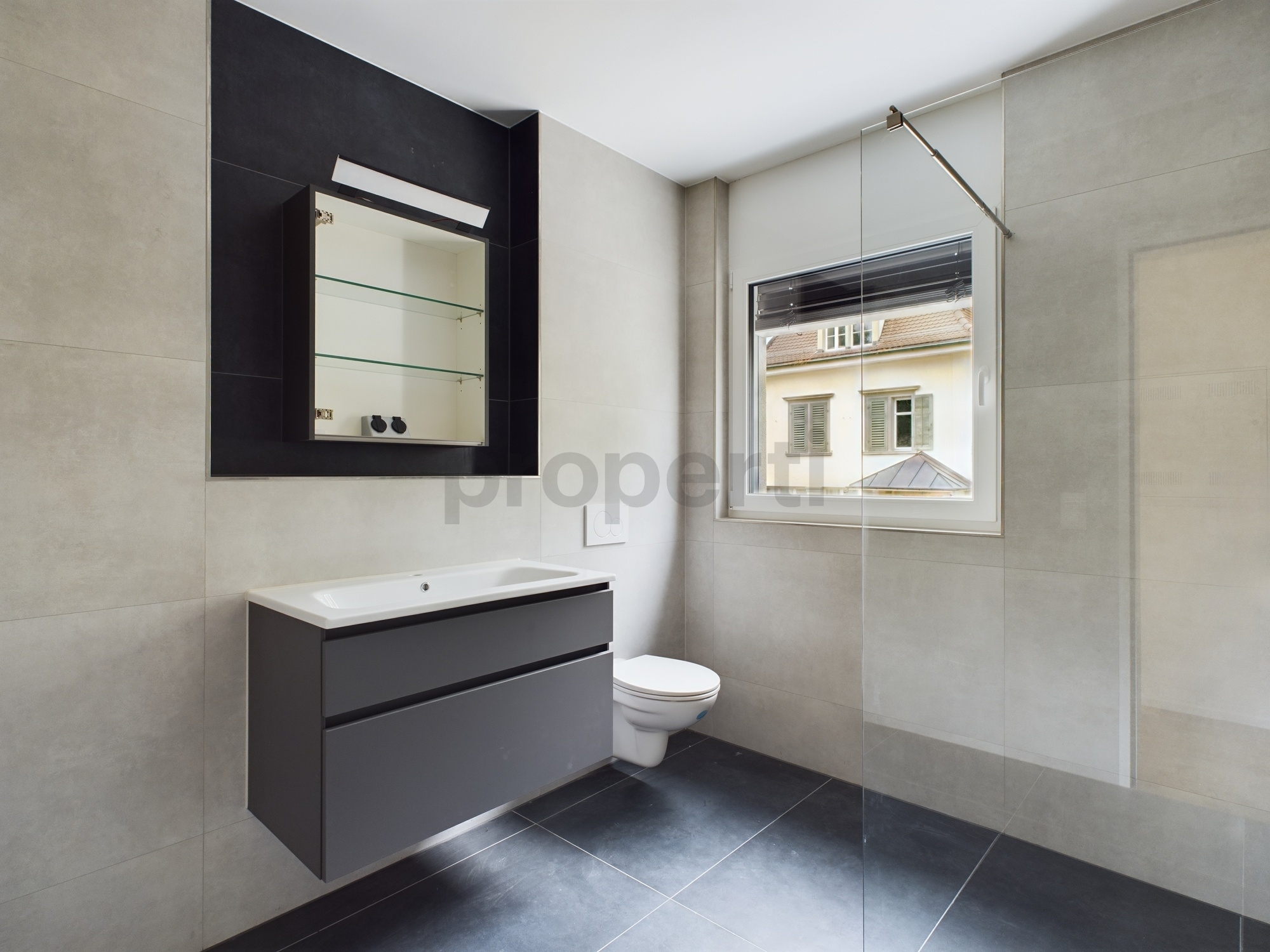 Modernes Badezimmer mit Fenster und Waschtisch