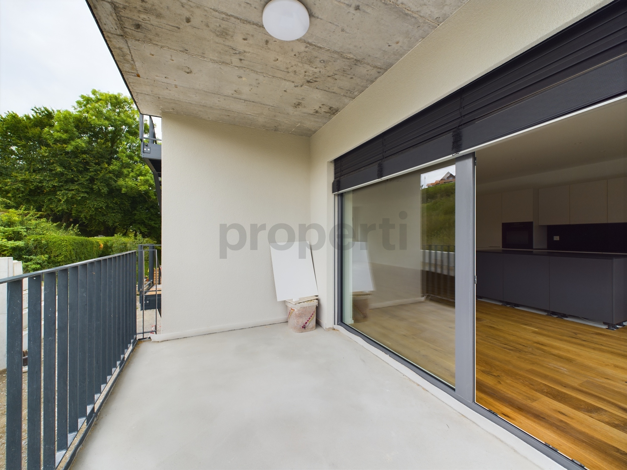 Überdachter Balkon mit Blick in den Wohnbereich