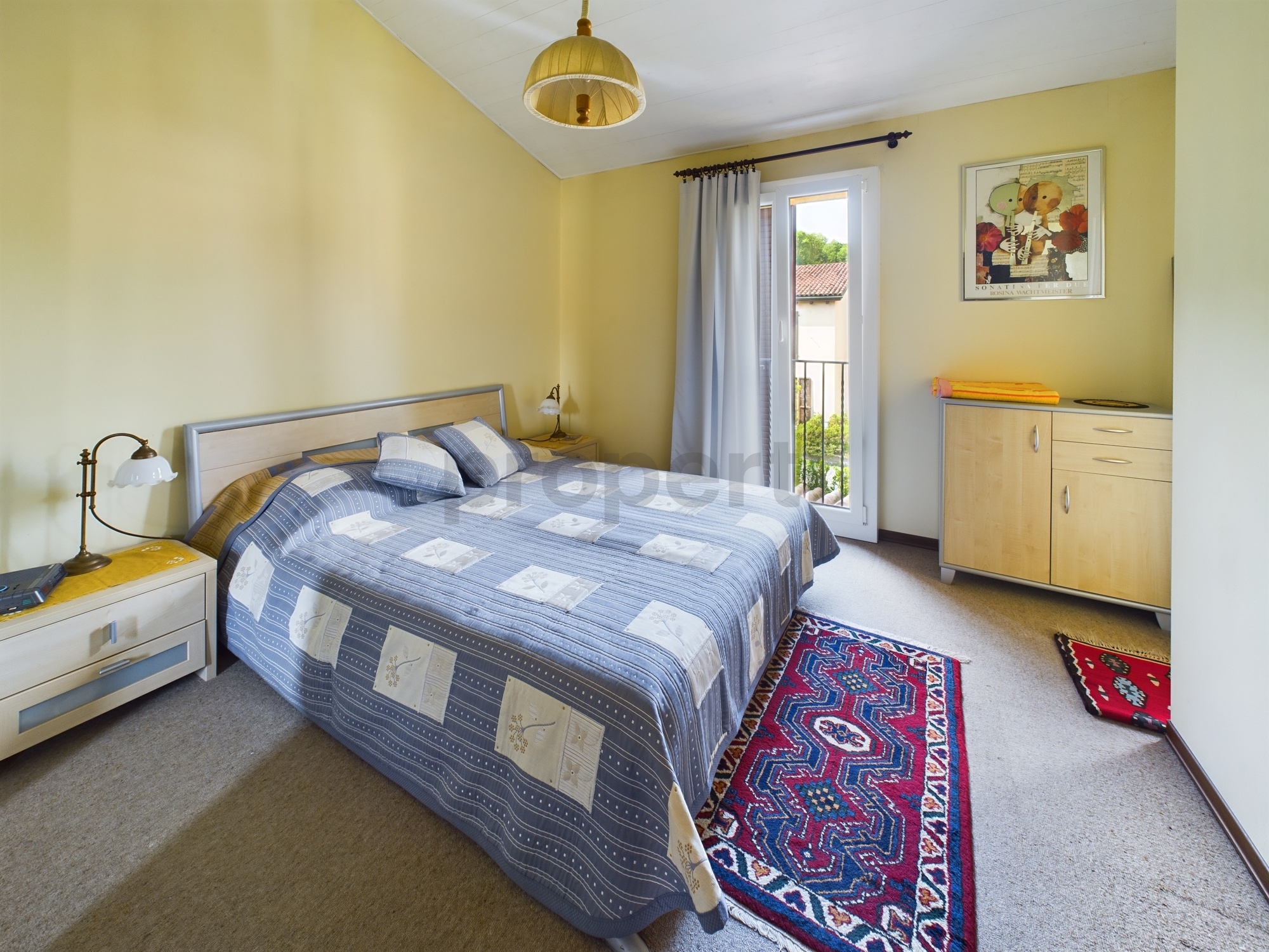 Schlafzimmer mit Balkonblick