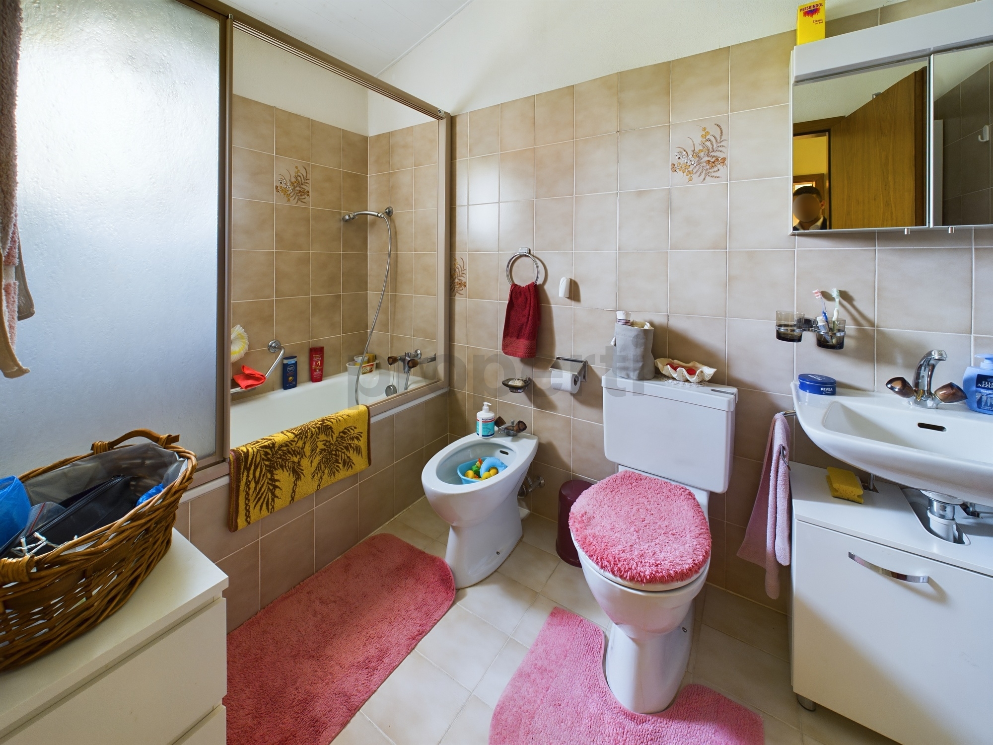 Badezimmer mit Badewanne, Toilette und Waschtisch