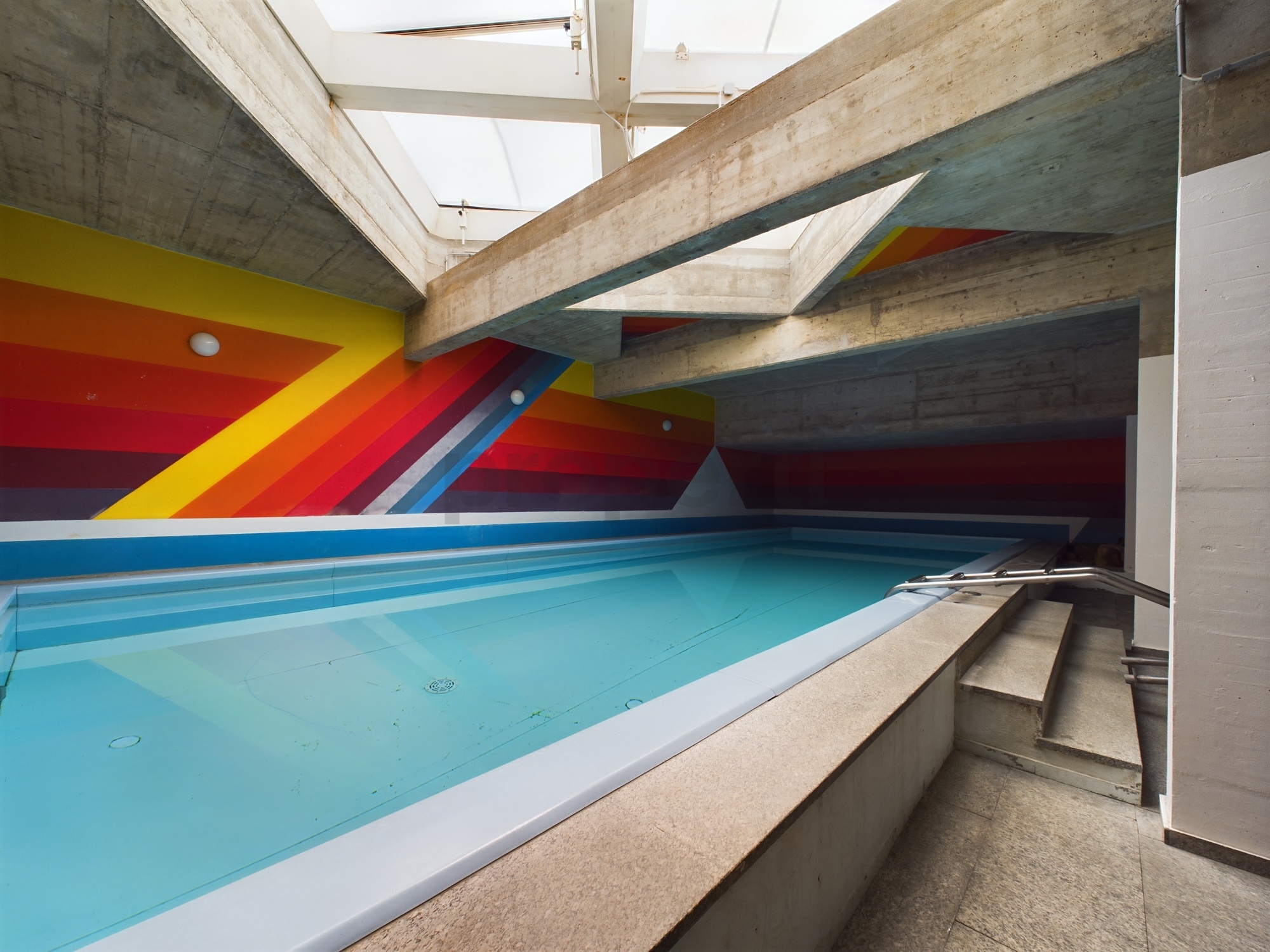 Indoor-Poolbereich mit farbiger Wandgestaltung