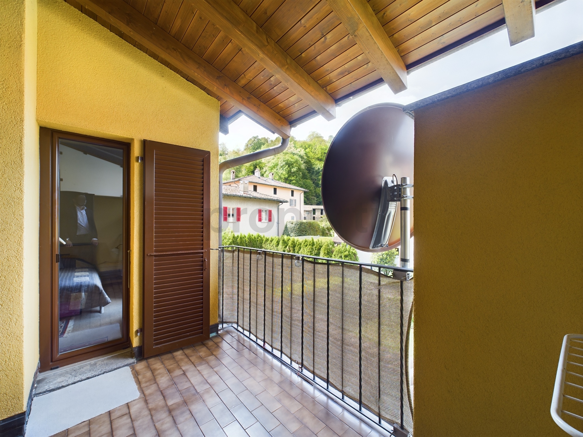 Balkon mit Holzdecke