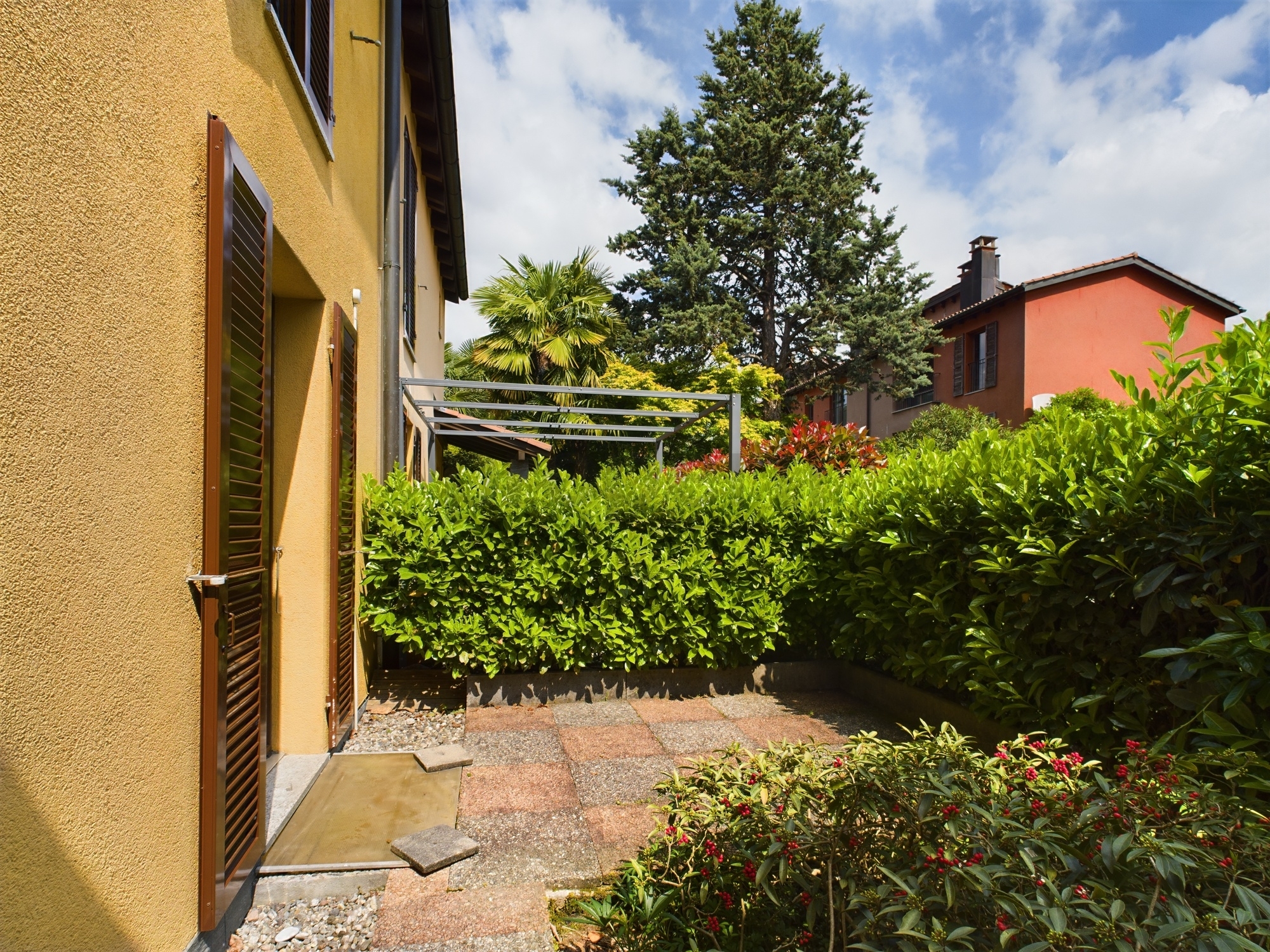 Sonniger Gartenbereich mit mediterraner Bepflanzung