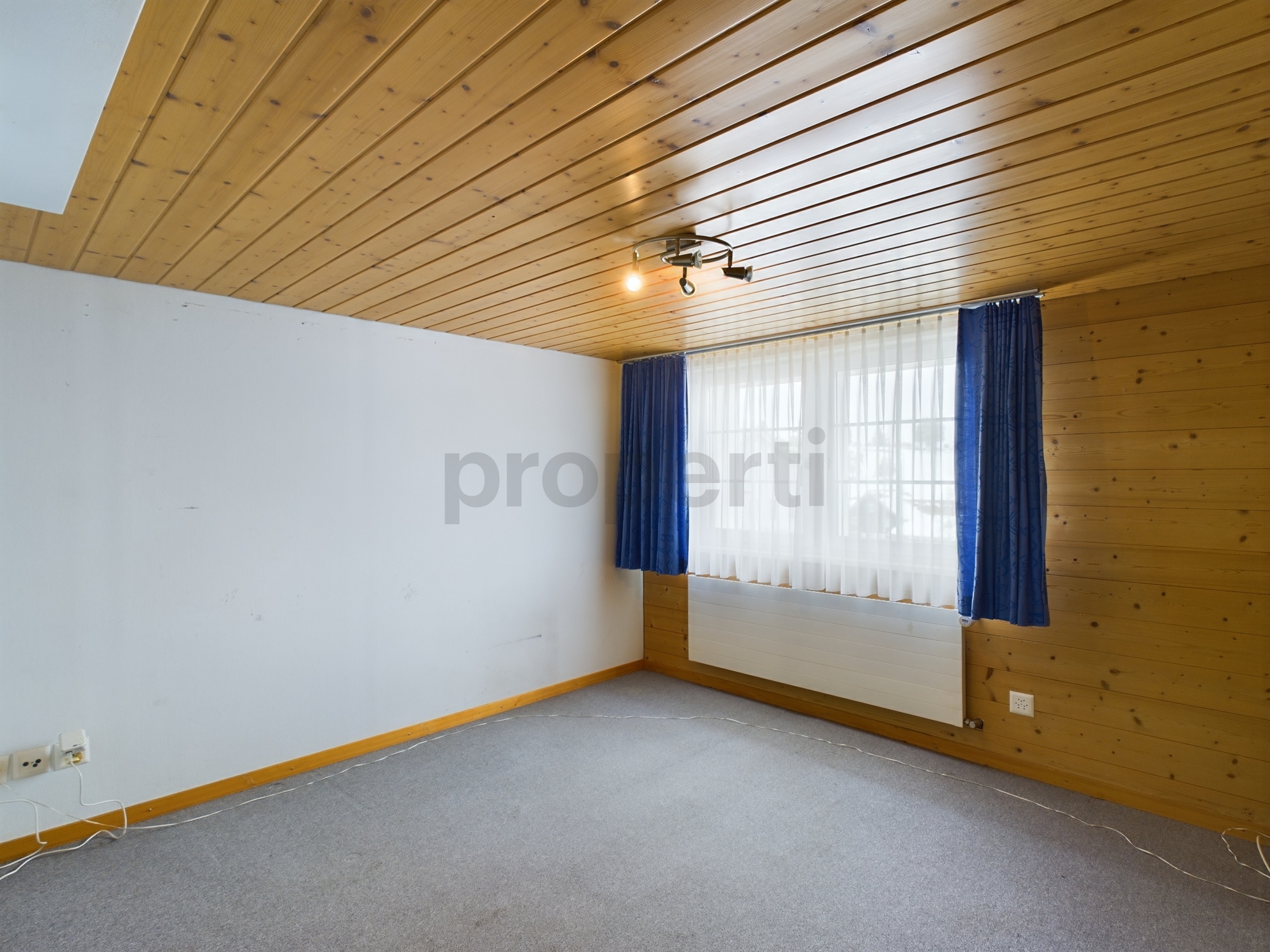 Leeres Zimmer mit Holzdecke