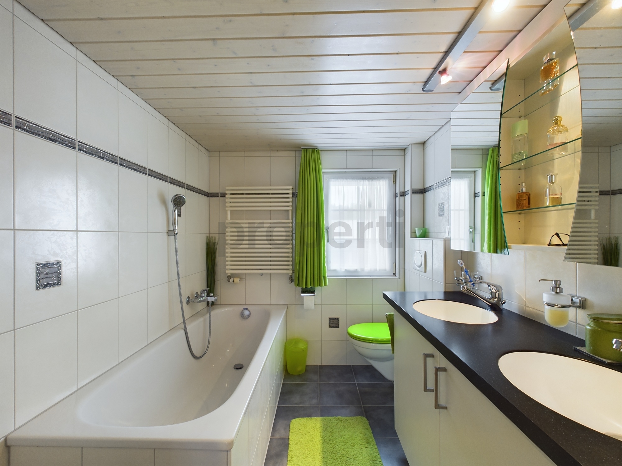 Modernes Badezimmer mit Badewanne und Doppelwaschtisch
