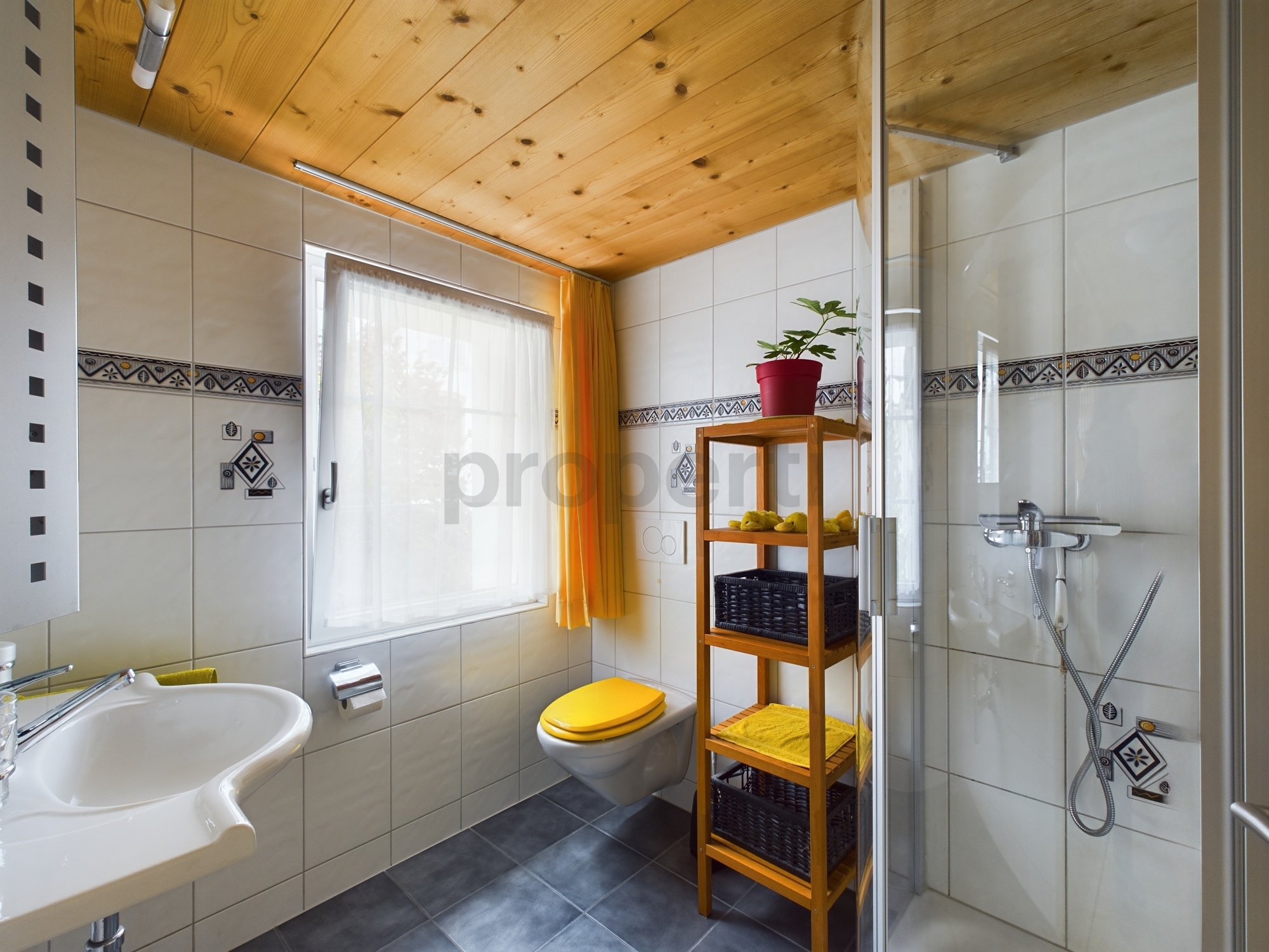 Helles Badezimmer mit Dusche und Holzdecke